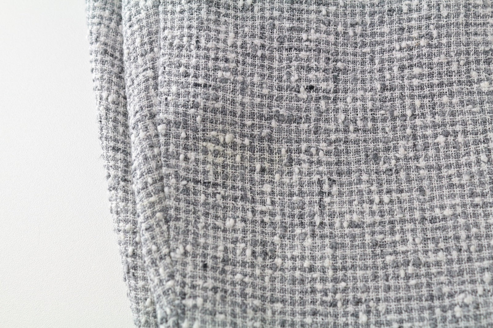 SUISTUDIO moteriškos kelnės su pilkomis, plonomis, UK14S rašto, klasikinio kirpimo lininiu raštu. 