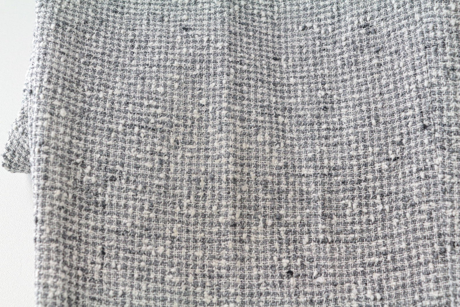 SUISTUDIO moteriškos kelnės su pilkomis, plonomis, UK14S rašto, klasikinio kirpimo lininiu raštu. 