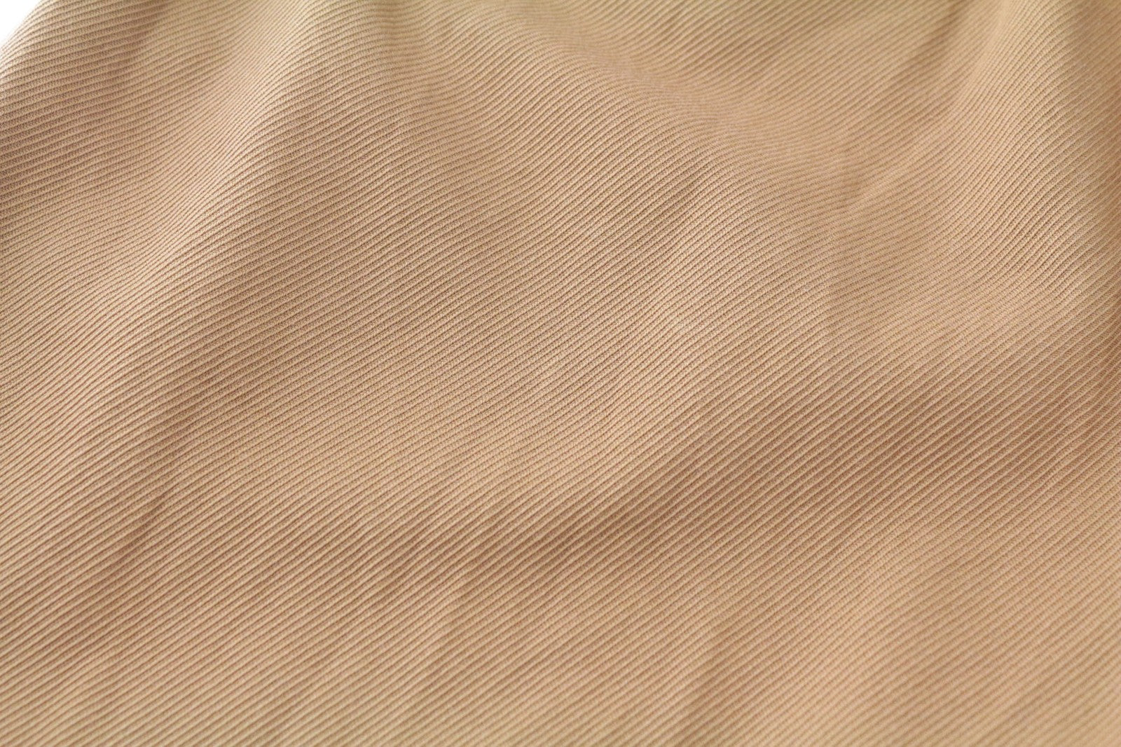 SUISTUDIO Lane moteriškos kelnės UK16R rudos dryžuoto audinio, plonos, ilgos, medvilninės, plokščio priekio. 