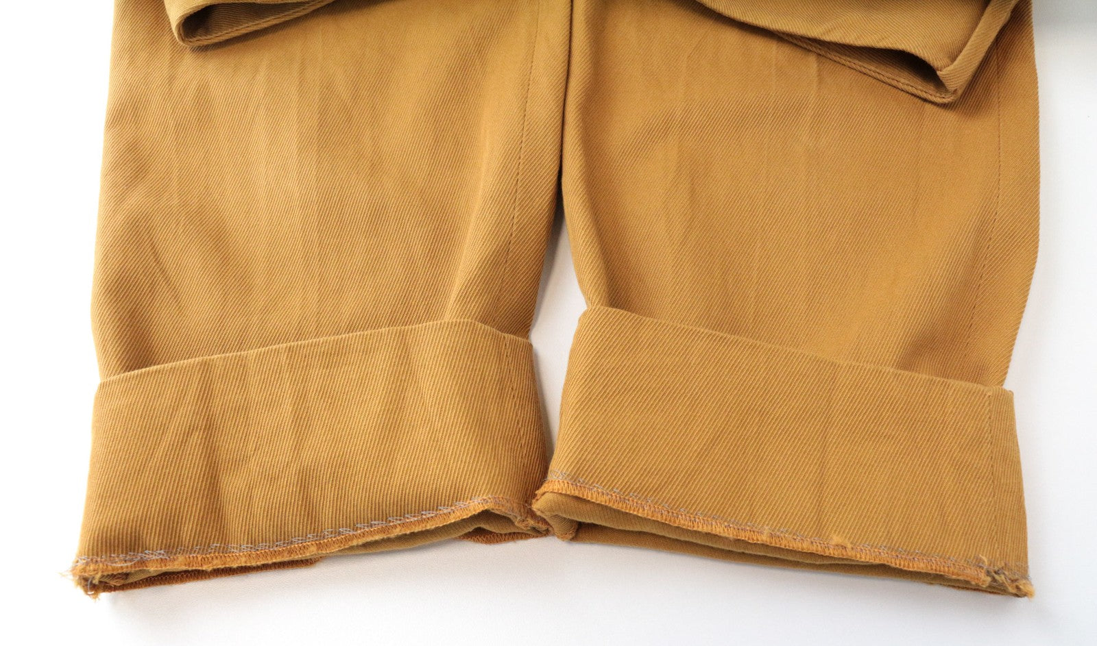 SUISTUDIO Lane moteriškos kelnės UK16R rudos dryžuoto audinio, plonos, ilgos, medvilninės, plokščio priekio. 