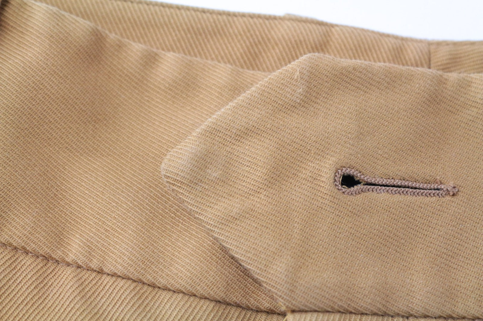 SUISTUDIO Lane moteriškos kelnės UK16R rudos dryžuoto audinio, plonos, ilgos, medvilninės, plokščio priekio. 