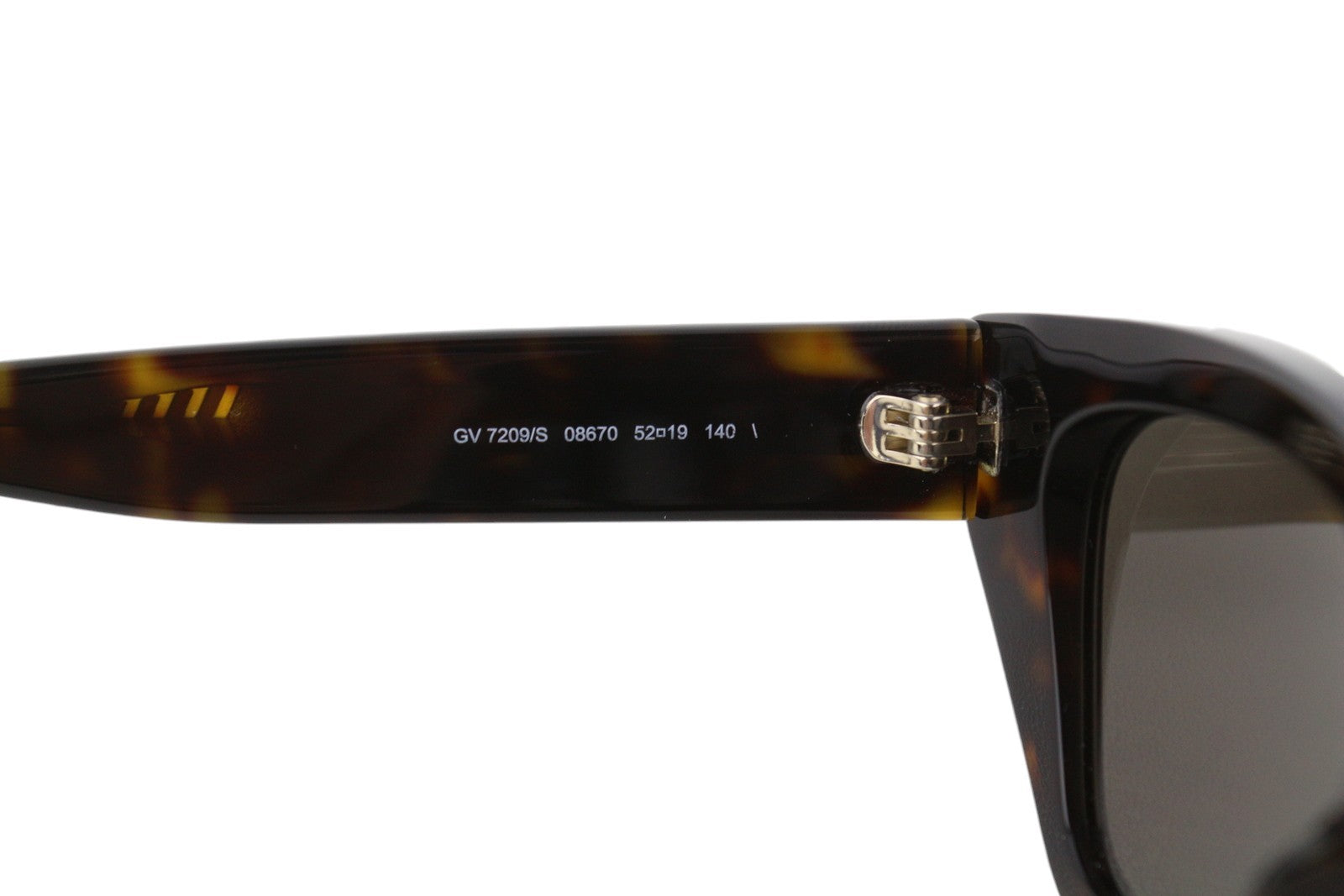 GIVENCHY GV 7209/S moteriški akiniai nuo saulės su rudais gyvūnų raštais, katės akių formos, laisvalaikio stiliaus, rekomenduojama kaina – 290 € 