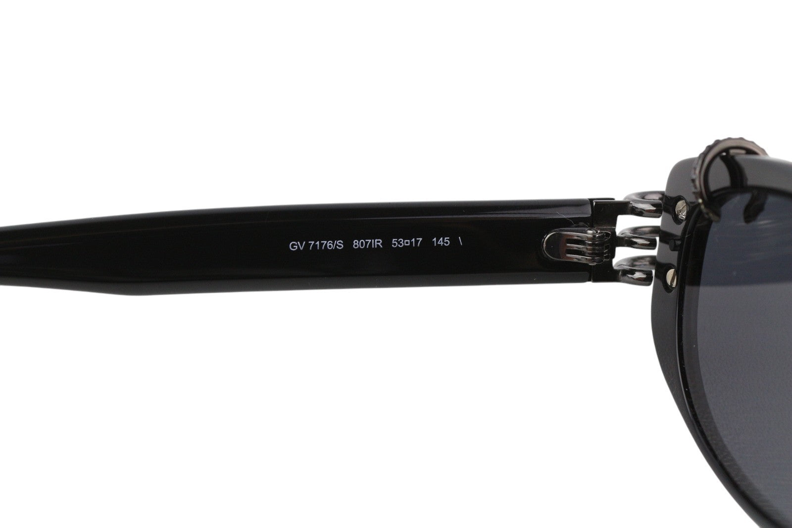 GIVENCHY GV 7176/S moteriški akiniai nuo saulės su juodu, katės akių formos, tonuoti, laisvalaikio stiliaus, rekomenduojama mažmeninė kaina – 255 € 