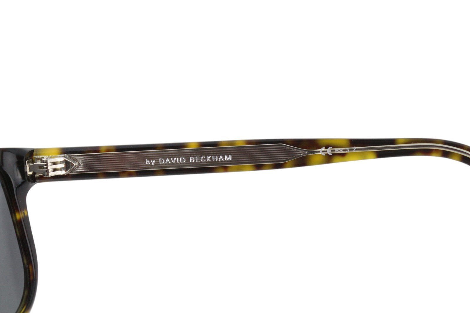 DAVID BECKHAM DB1060/S moteriški akiniai nuo saulės su rudais gyvūnų raštais ir kvadratiniais akiniais nuo saulės, rekomenduojama kaina – 169 € 