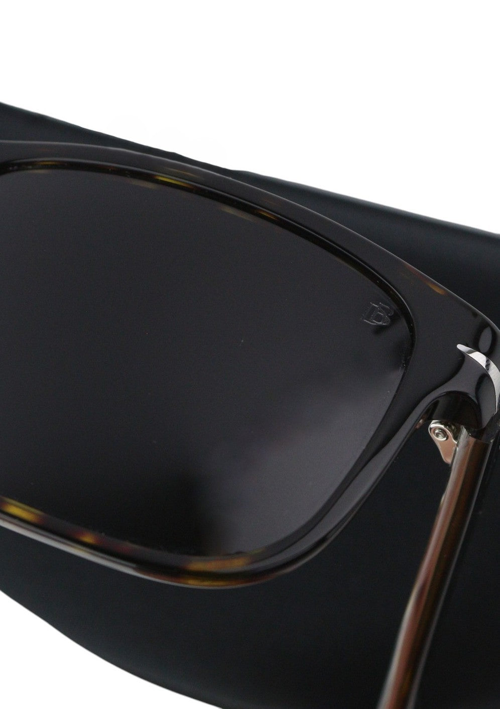 DAVID BECKHAM DB1060/S moteriški akiniai nuo saulės su rudais gyvūnų raštais ir kvadratiniais akiniais nuo saulės, rekomenduojama kaina – 169 € 