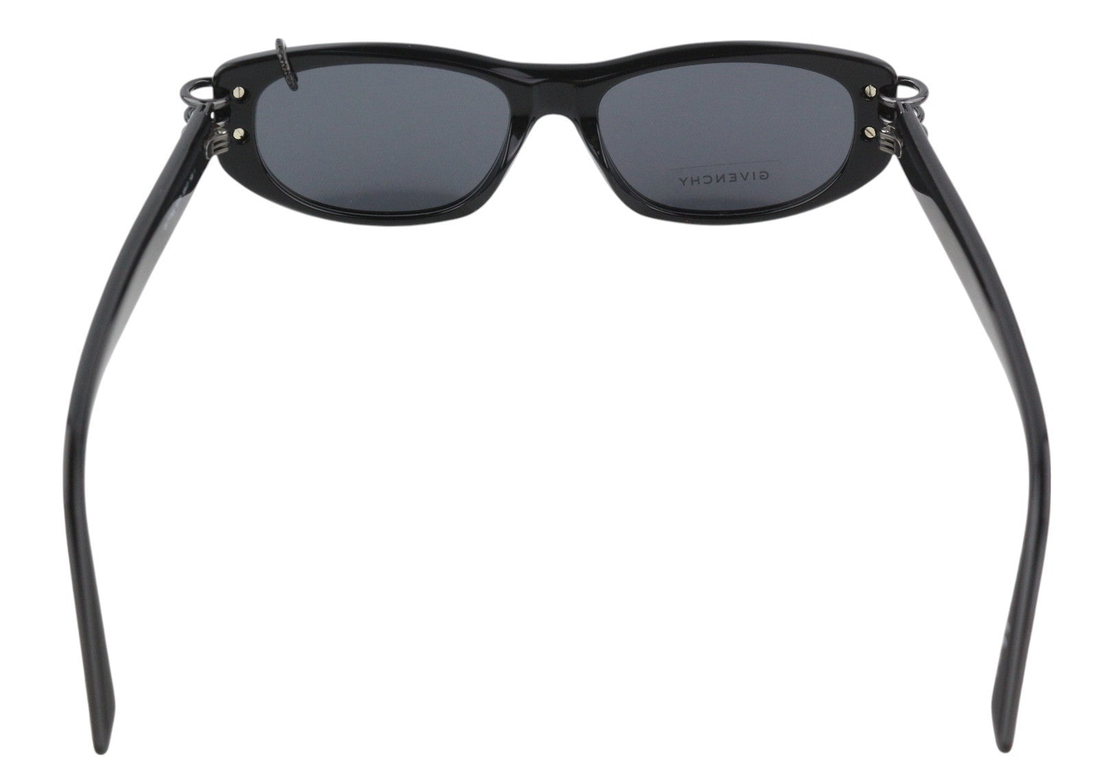 GIVENCHY GV 7176/S moteriški akiniai nuo saulės su juodu katės akių formos rėmeliu ir tonuotu logotipu. Rekomenduojama mažmeninė kaina – 255 €. 