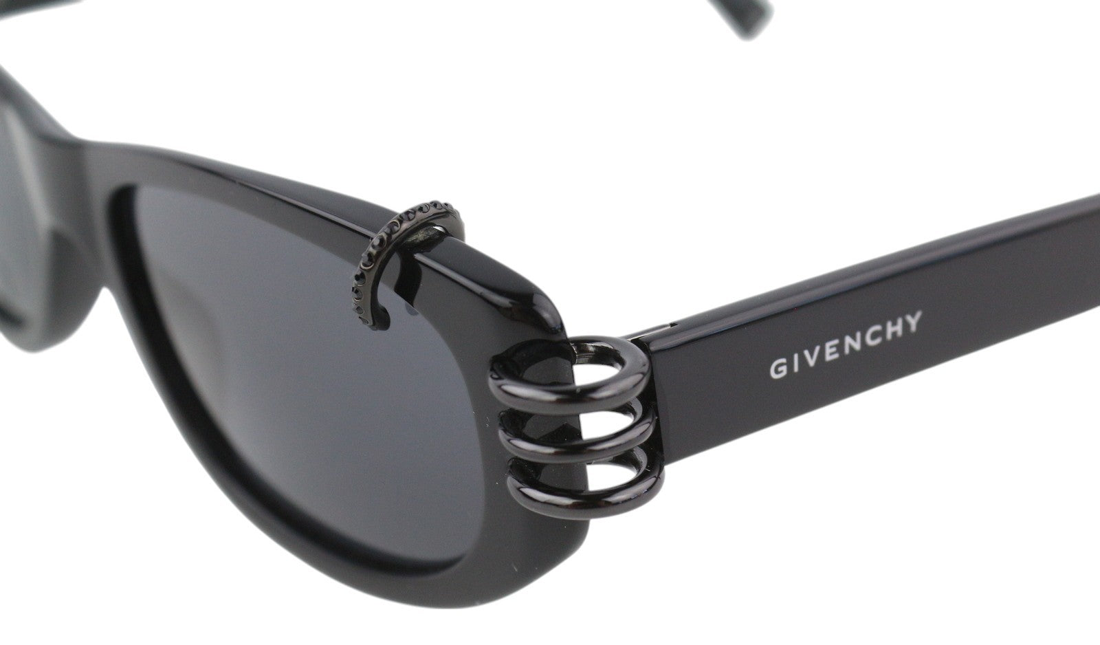 GIVENCHY GV 7176/S moteriški akiniai nuo saulės su juodu katės akių formos rėmeliu ir tonuotu logotipu. Rekomenduojama mažmeninė kaina – 255 €. 