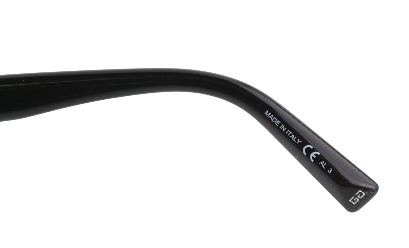 GIVENCHY GV 7176/S moteriški akiniai nuo saulės su juodu katės akių formos rėmeliu ir tonuotu logotipu. Rekomenduojama mažmeninė kaina – 255 €. 