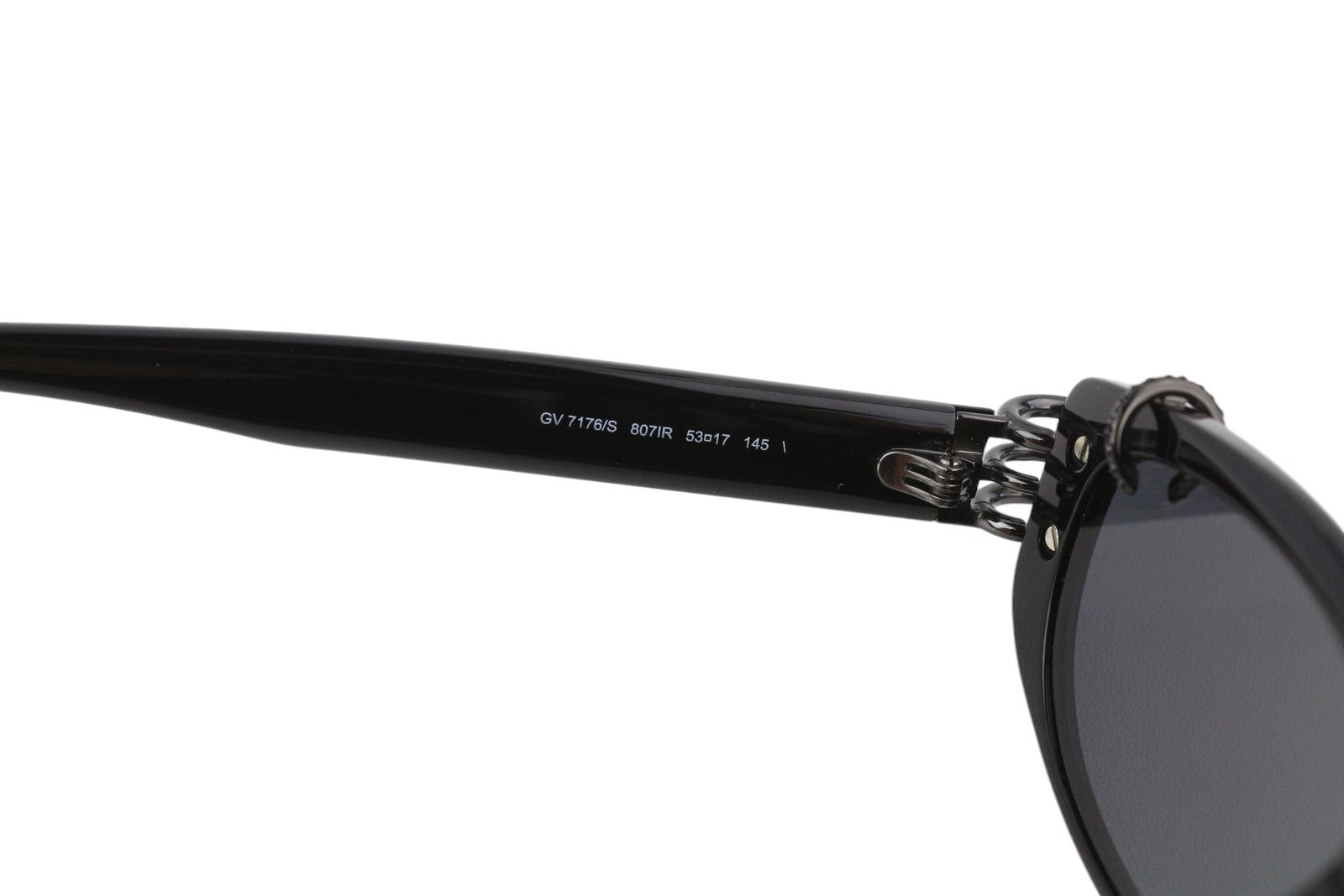 GIVENCHY GV 7176/S moteriški akiniai nuo saulės su juodu katės akių formos rėmeliu ir tonuotu logotipu. Rekomenduojama mažmeninė kaina – 255 €. 