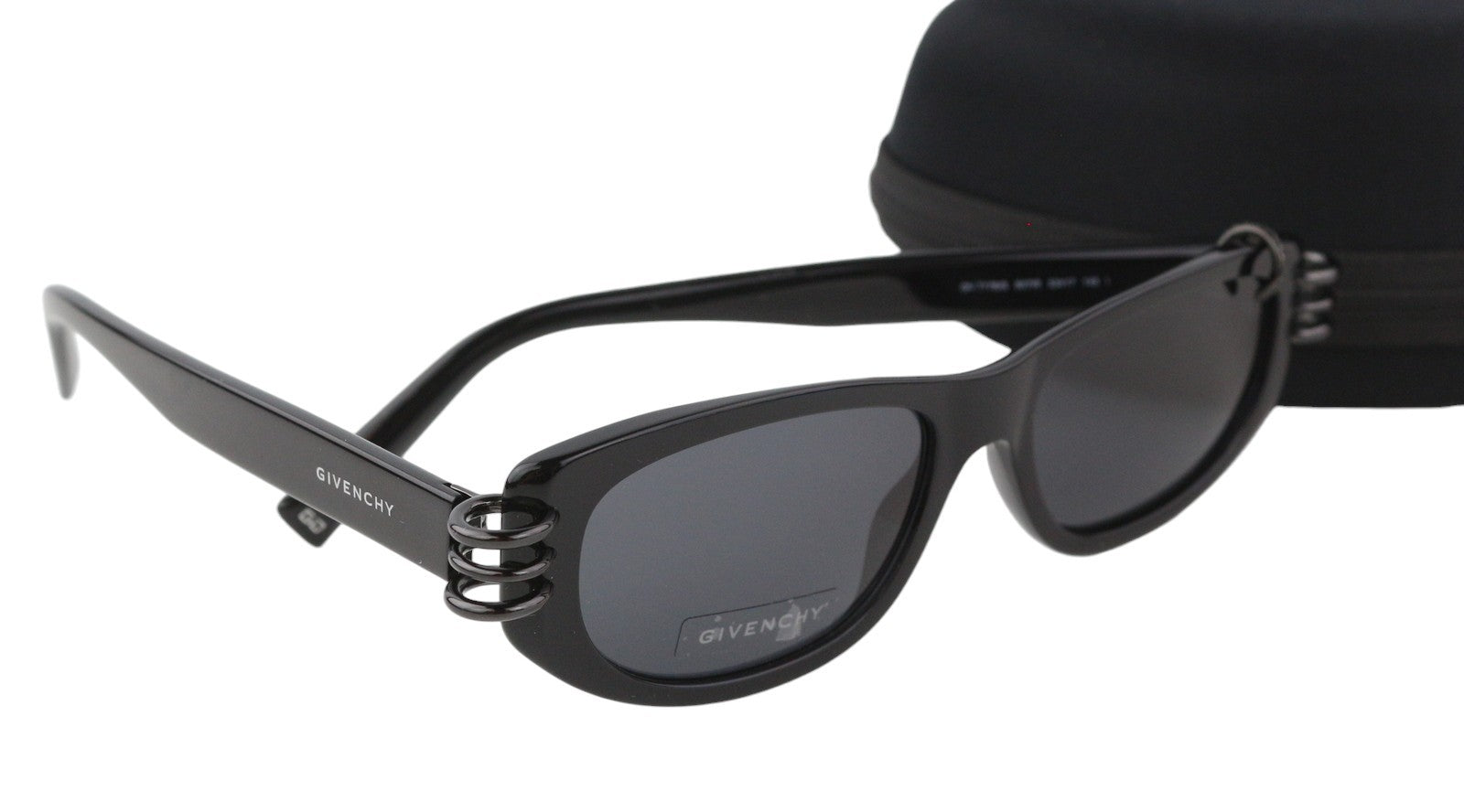 GIVENCHY GV 7176/S moteriški akiniai nuo saulės su juodu katės akių formos tonuotu laisvalaikio logotipu. Rekomenduojama mažmeninė kaina – 255 €. 