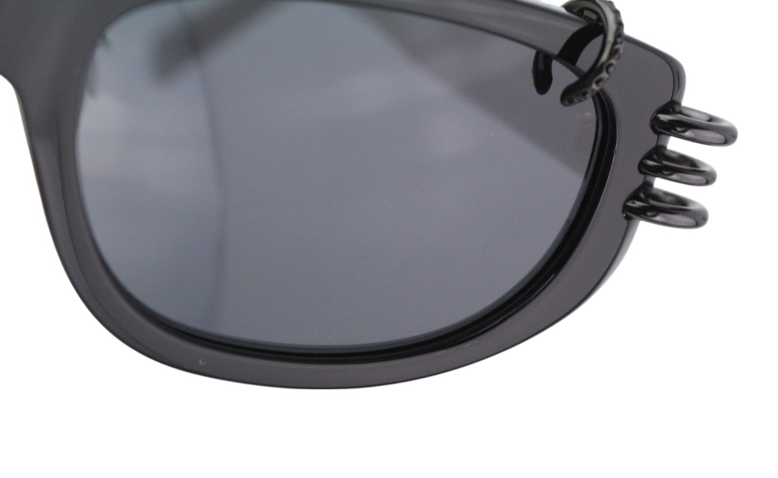 GIVENCHY GV 7176/S moteriški akiniai nuo saulės su juodu katės akių formos tonuotu laisvalaikio logotipu. Rekomenduojama mažmeninė kaina – 255 €. 