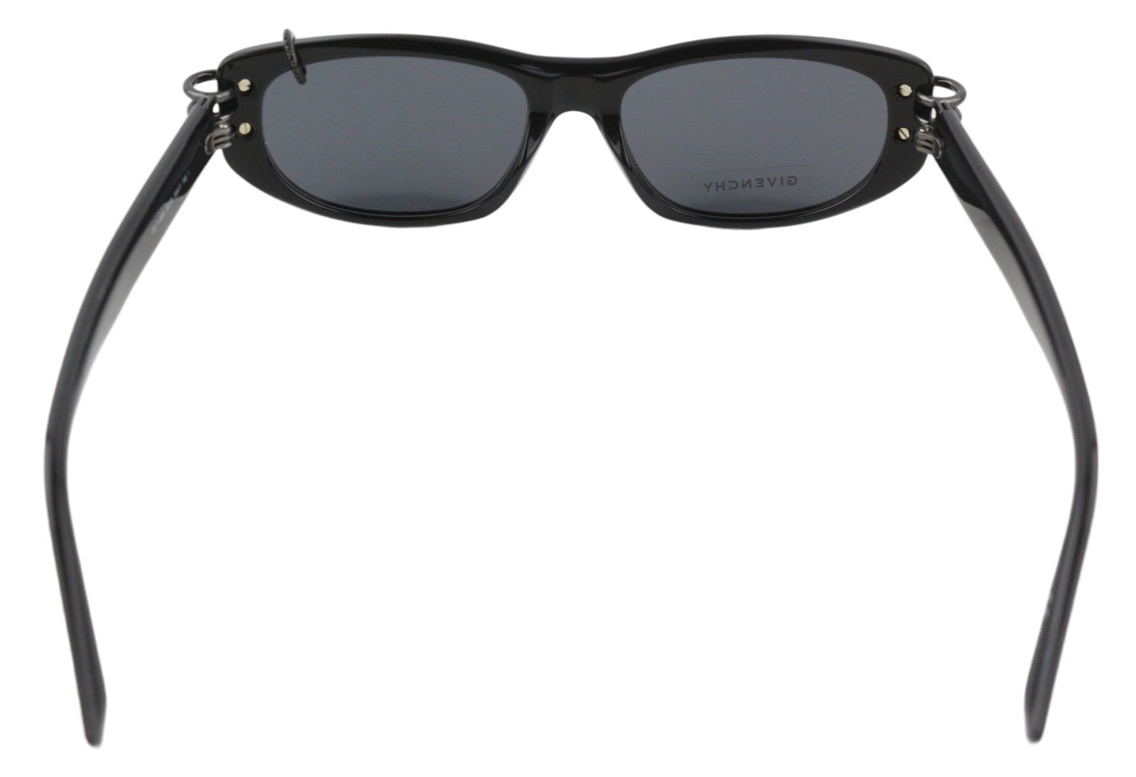 GIVENCHY GV 7176/S moteriški akiniai nuo saulės su juodu katės akių formos tonuotu laisvalaikio logotipu. Rekomenduojama mažmeninė kaina – 255 €. 