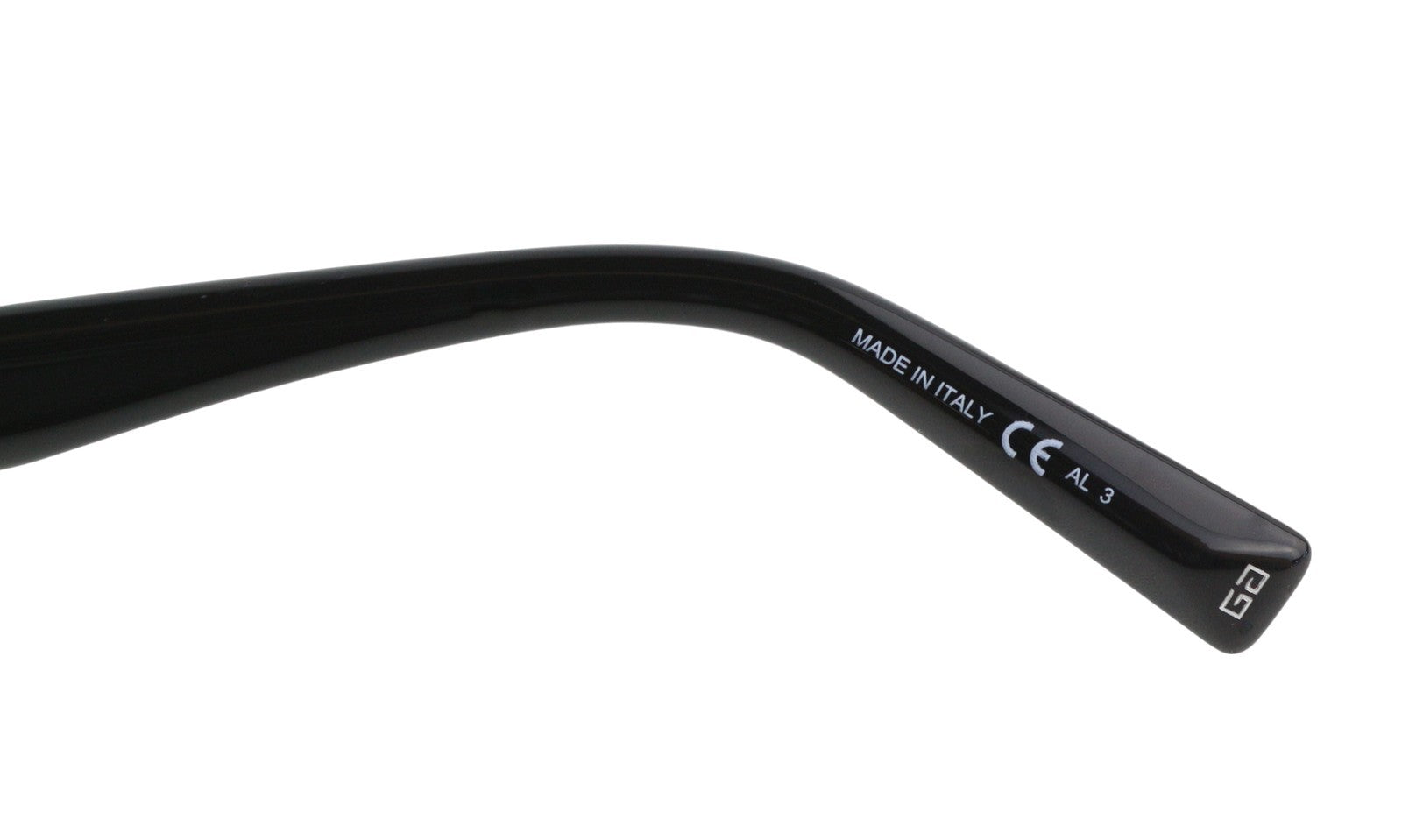 GIVENCHY GV 7176/S moteriški akiniai nuo saulės su juodu katės akių formos tonuotu laisvalaikio logotipu. Rekomenduojama mažmeninė kaina – 255 €. 