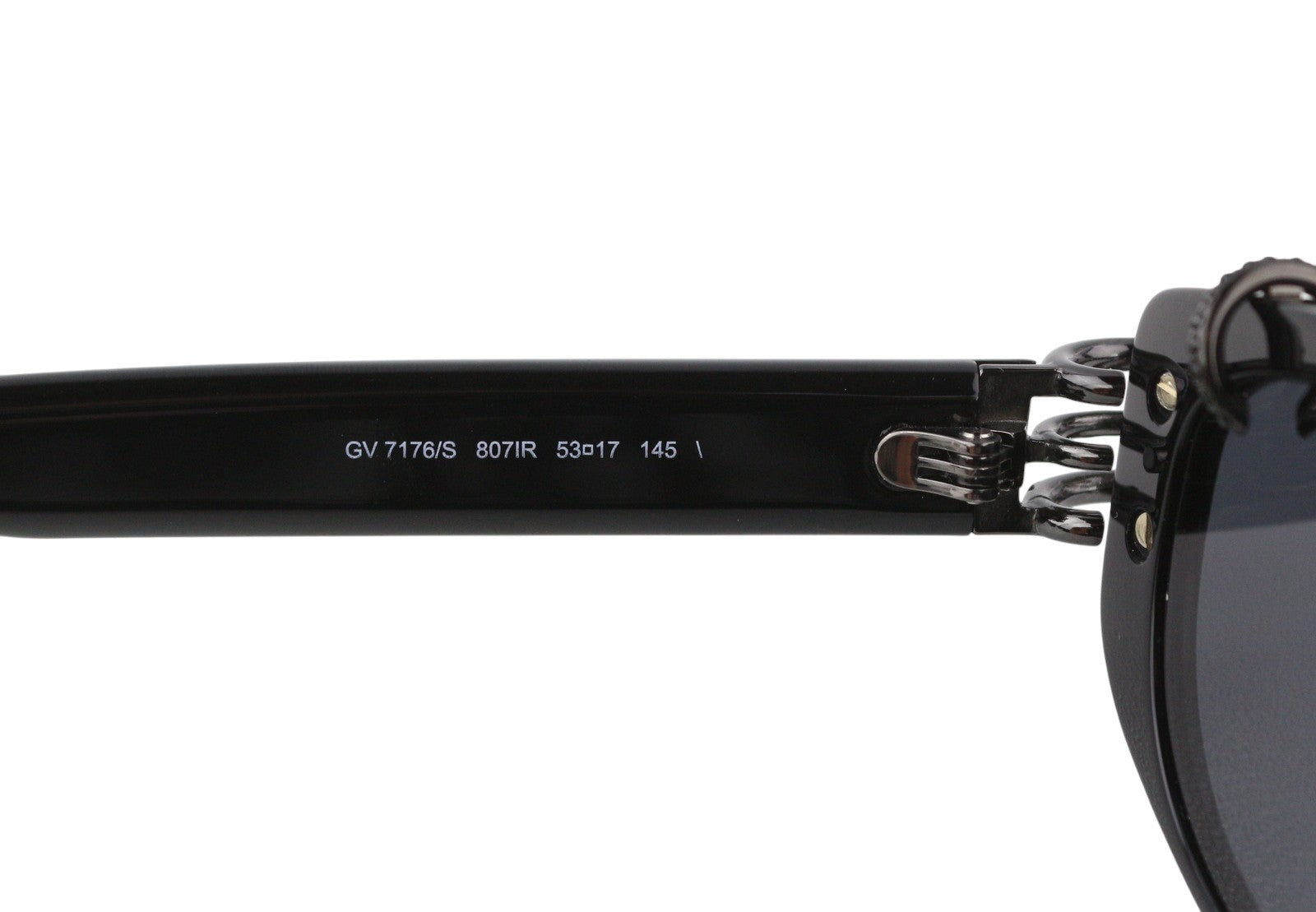 GIVENCHY GV 7176/S moteriški akiniai nuo saulės su juodu katės akių formos tonuotu laisvalaikio logotipu. Rekomenduojama mažmeninė kaina – 255 €. 