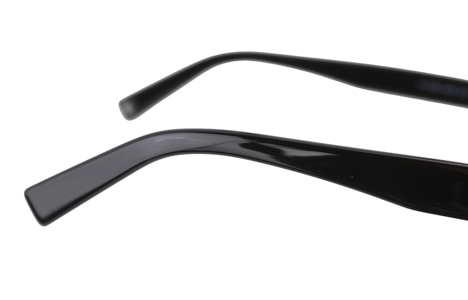 GIVENCHY GV 7176/S moteriški akiniai nuo saulės su juodu katės akių formos tonuotu laisvalaikio logotipu. Rekomenduojama mažmeninė kaina – 255 €. 