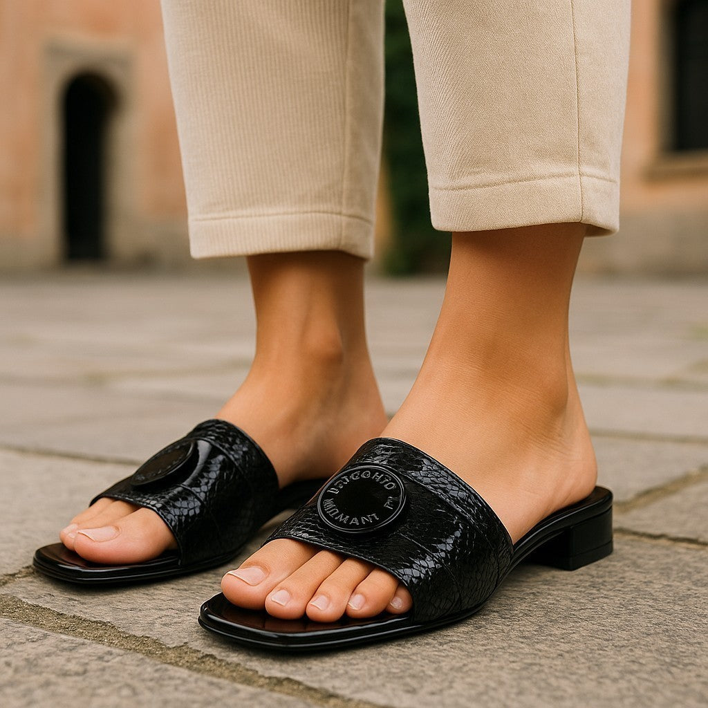 EMPORIO ARMANI X3P699 moteriški bateliai be kulno, 37 dydžio, juodi, blizgantys, blizgučiais puošti, atvira nosele. RMK 262 €. 