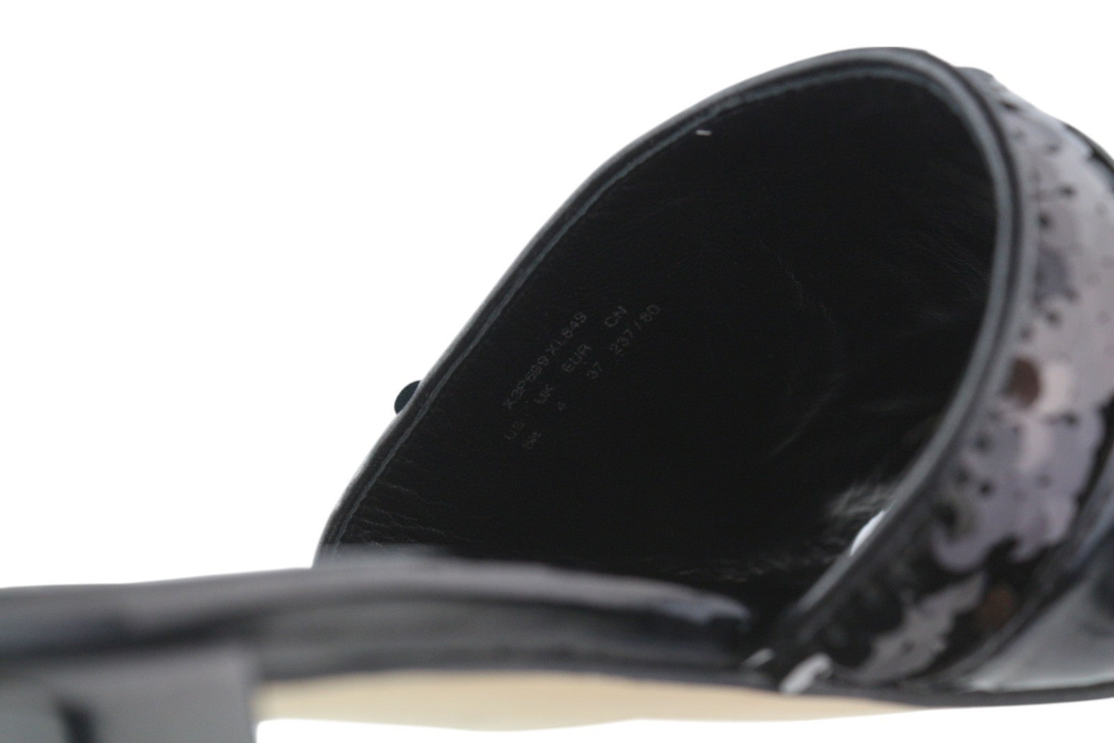 EMPORIO ARMANI X3P699 moteriški bateliai be kulno, 37 dydžio, juodi, blizgantys, blizgučiais puošti, atvira nosele. RMK 262 €. 