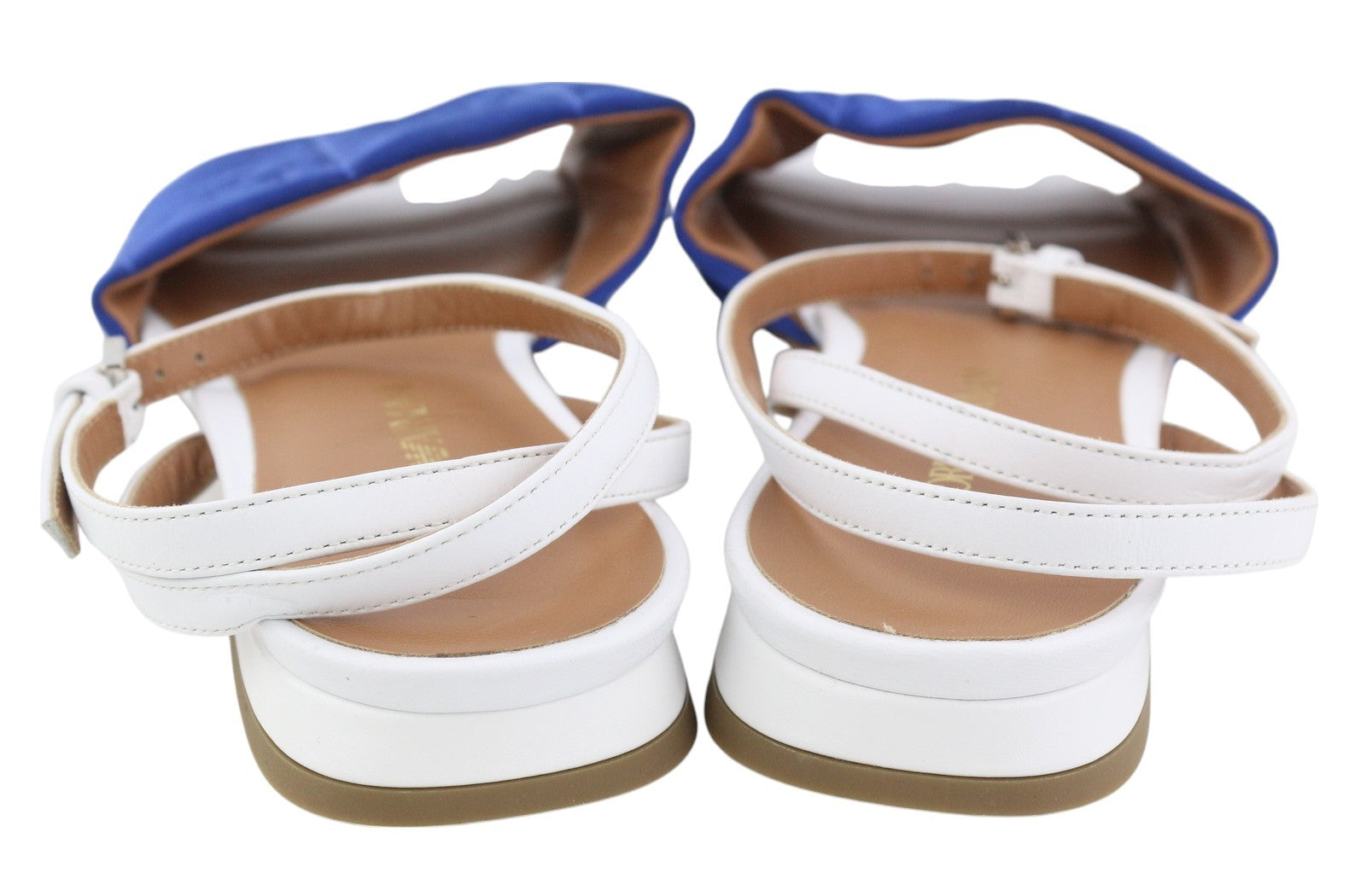 EMPORIO ARMANI moteriškos basutės, 37 dydžio, odinės, plokščiapadžiai batai su kvadratinėmis nosimis, dygsniuota sagtimi, šviesios spalvos. 