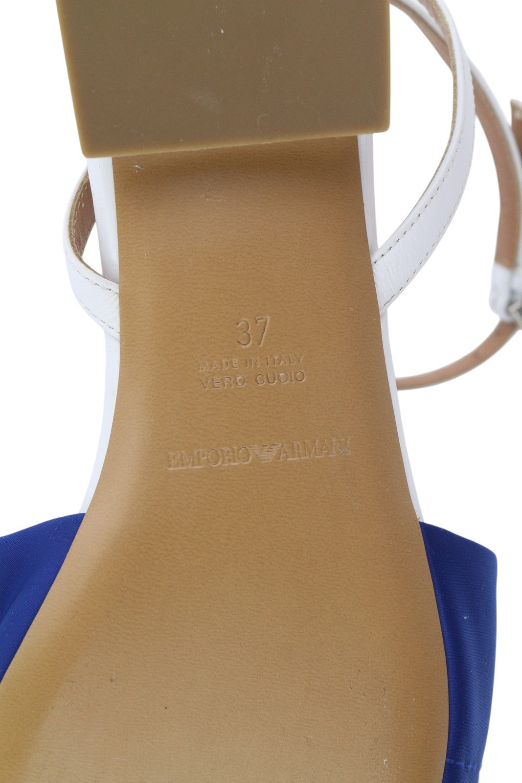 EMPORIO ARMANI moteriškos basutės, 37 dydžio, odinės, plokščiapadžiai batai su kvadratinėmis nosimis, dygsniuota sagtimi, šviesios spalvos. 