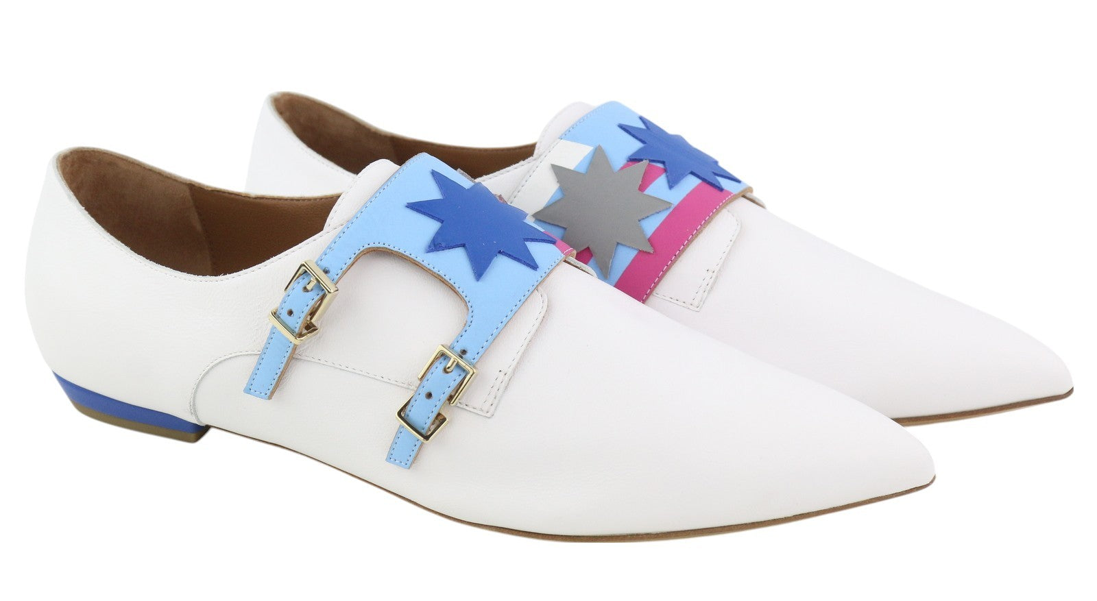 EMPORIO ARMANI X3L038 moteriški bateliai su baltos odos dvigubu dirželiu ir smailiu dirželiu. 