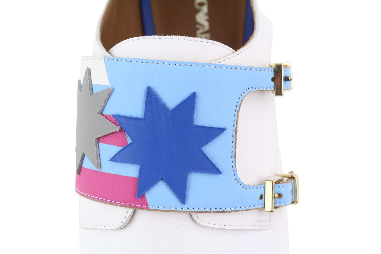 EMPORIO ARMANI X3L038 moteriški bateliai su baltos odos dvigubu dirželiu ir smailiu dirželiu. 