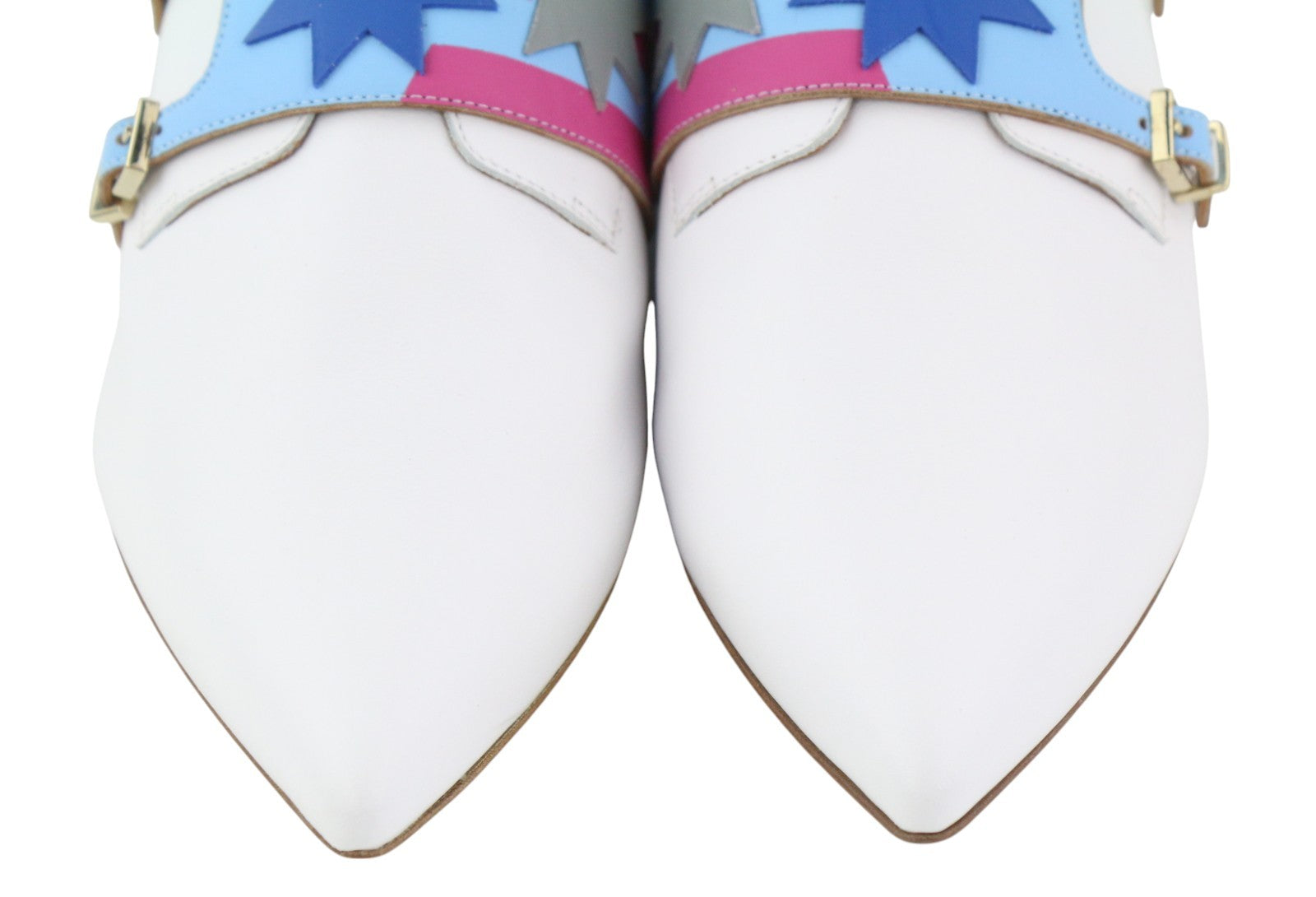 EMPORIO ARMANI X3L038 moteriški bateliai su baltos odos dvigubu dirželiu ir smailiu dirželiu. 