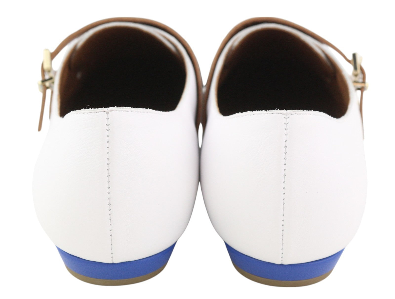 EMPORIO ARMANI X3L038 moteriški bateliai su baltos odos dvigubu dirželiu ir smailiu dirželiu. 