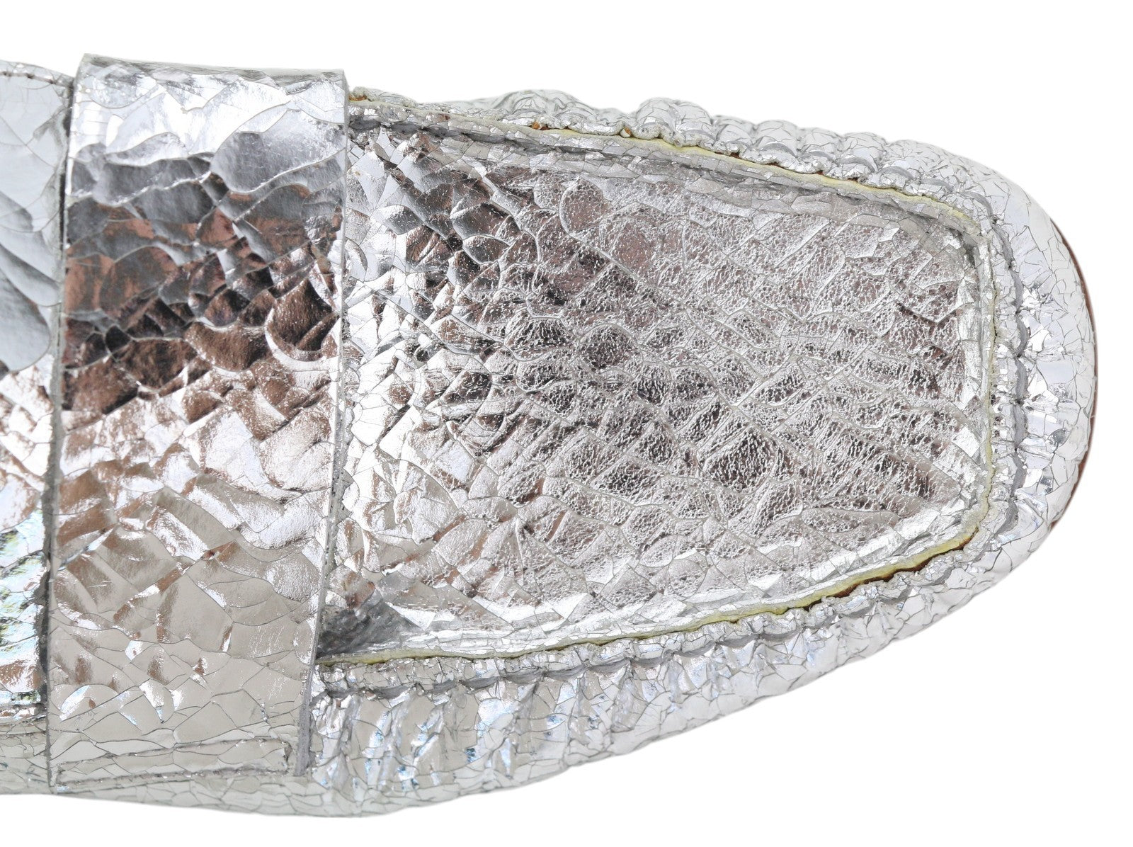 EMPORIO ARMANI moteriški bateliai su blizgia sidabrine oda, 37 dydis, su tekstūra, kvadratinėmis nosimis. 