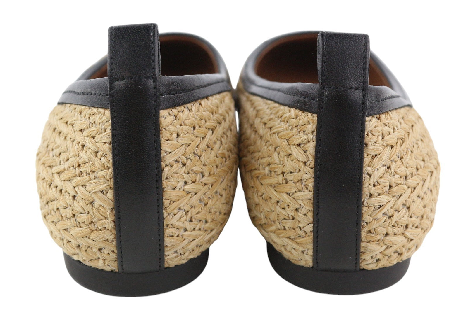 EMPORIO ARMANI moteriški bateliai be kulno, 37 dydžio, rudi balerinos tipo bateliai su migdolų formos nosimi, logotipu. RMK 279 € 