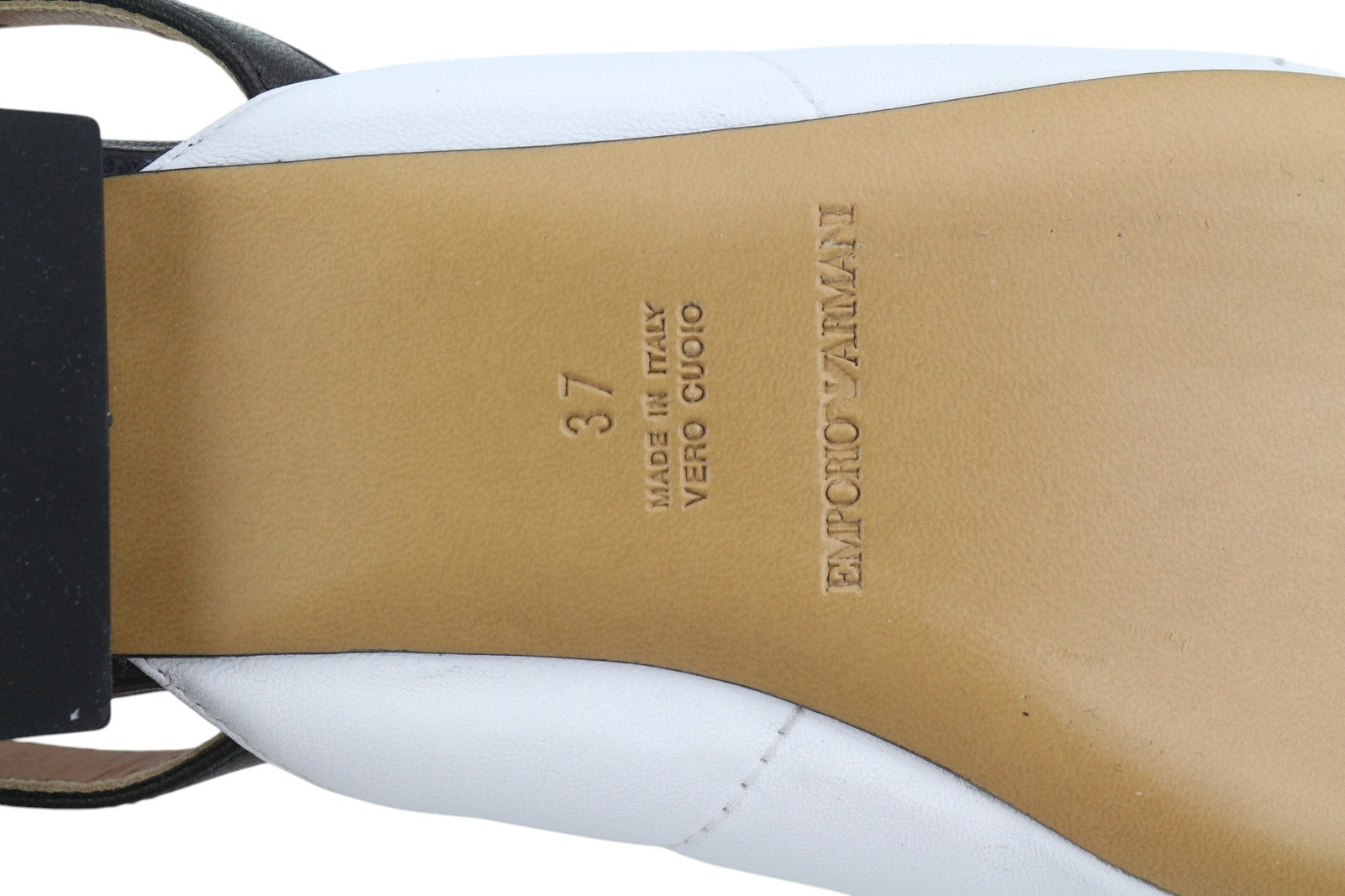 EMPORIO ARMANI X3D247 moteriški bateliai su baltos odos smailiomis nosimis, užsegami logotipu. 