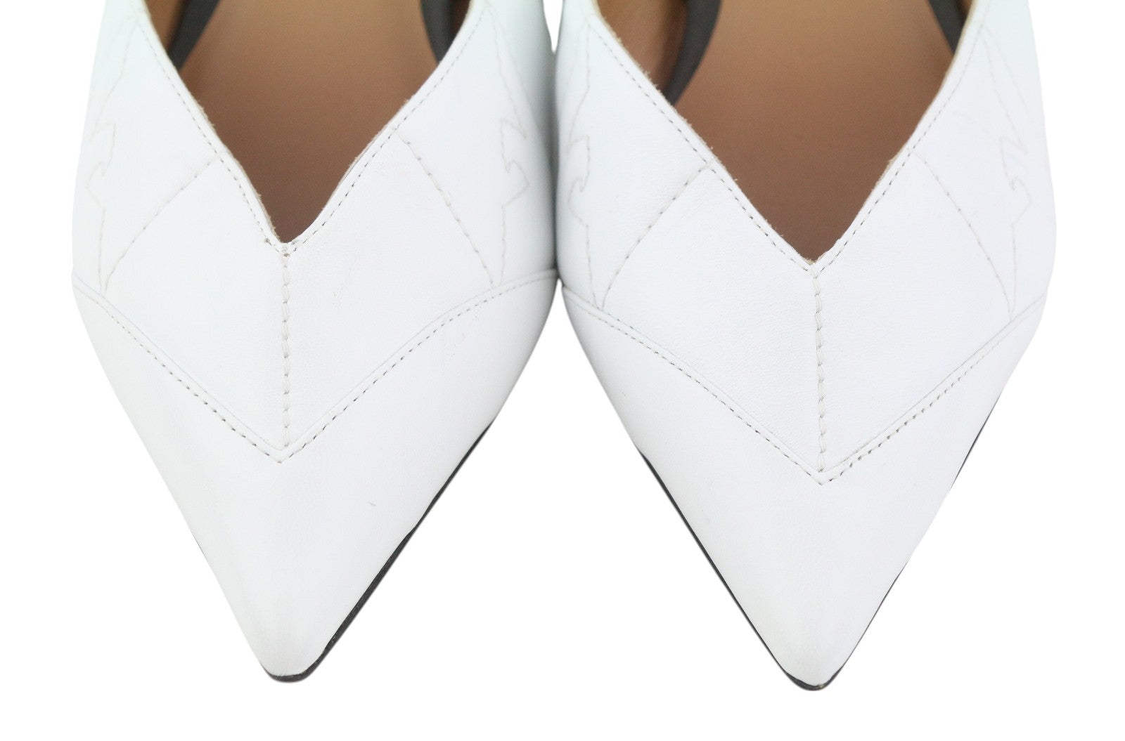 EMPORIO ARMANI X3D247 moteriški bateliai su baltos odos smailiomis nosimis, užsegami logotipu. 