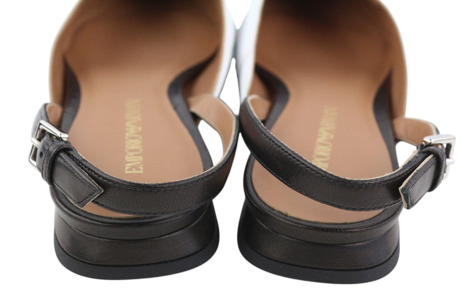 EMPORIO ARMANI X3D247 moteriški bateliai su baltos odos smailiomis nosimis, užsegami logotipu. 