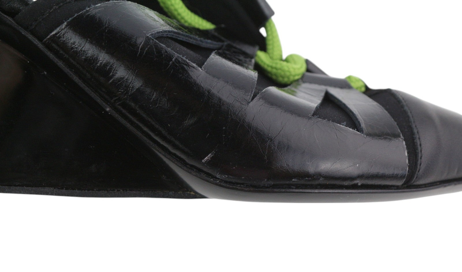 EMPORIO ARMANI moteriški aukštakulniai, 37 €, juodos odos, smaili nosis, žalios spalvos raišteliais. 