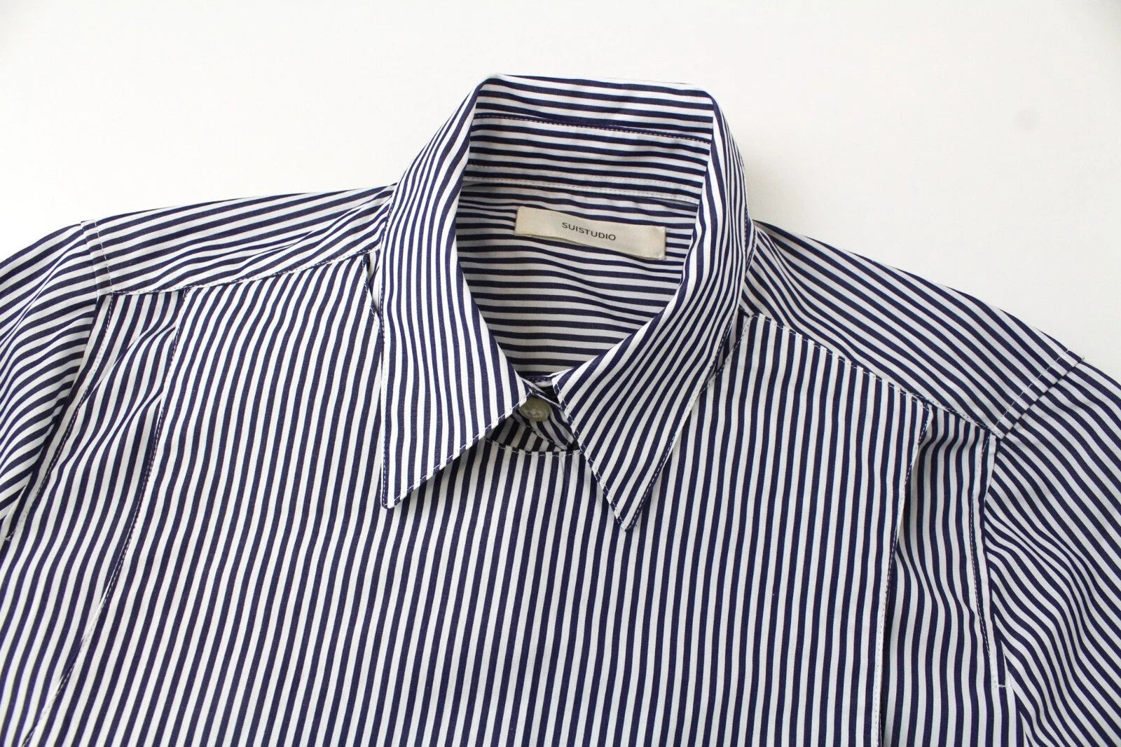 SUISTUDIO Babs moteriški marškinėliai UK8R mėlynai balti medvilniniai dryžuoti sluoksniuoti viršiniai 