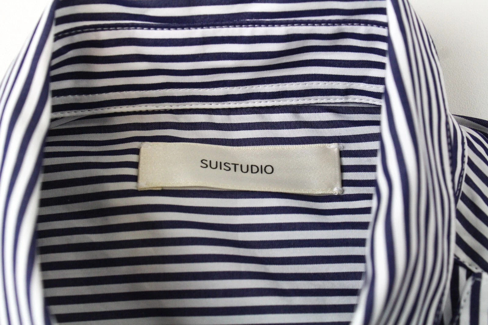 SUISTUDIO Babs moteriški marškinėliai UK8R mėlynai balti medvilniniai dryžuoti sluoksniuoti viršiniai 