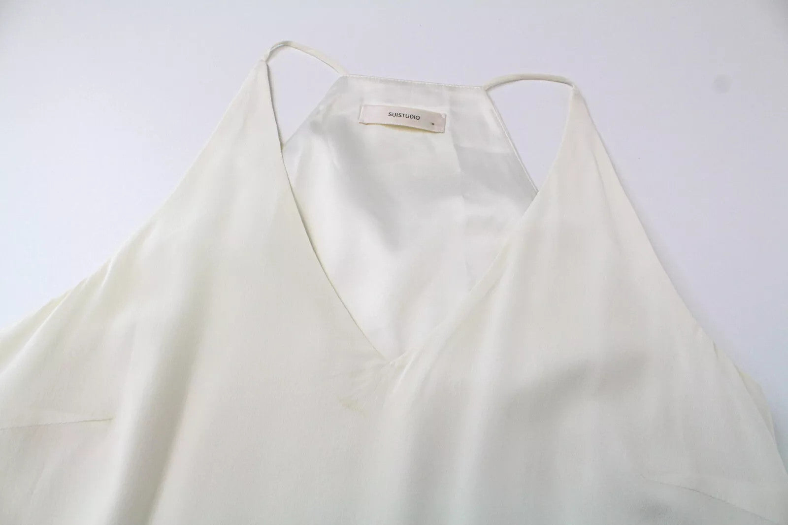 SUISTUDIO Rickie moteriški marškinėliai, UK8, balkšvi, šilkinis megztinis su V formos iškirpte ir pamušalu 