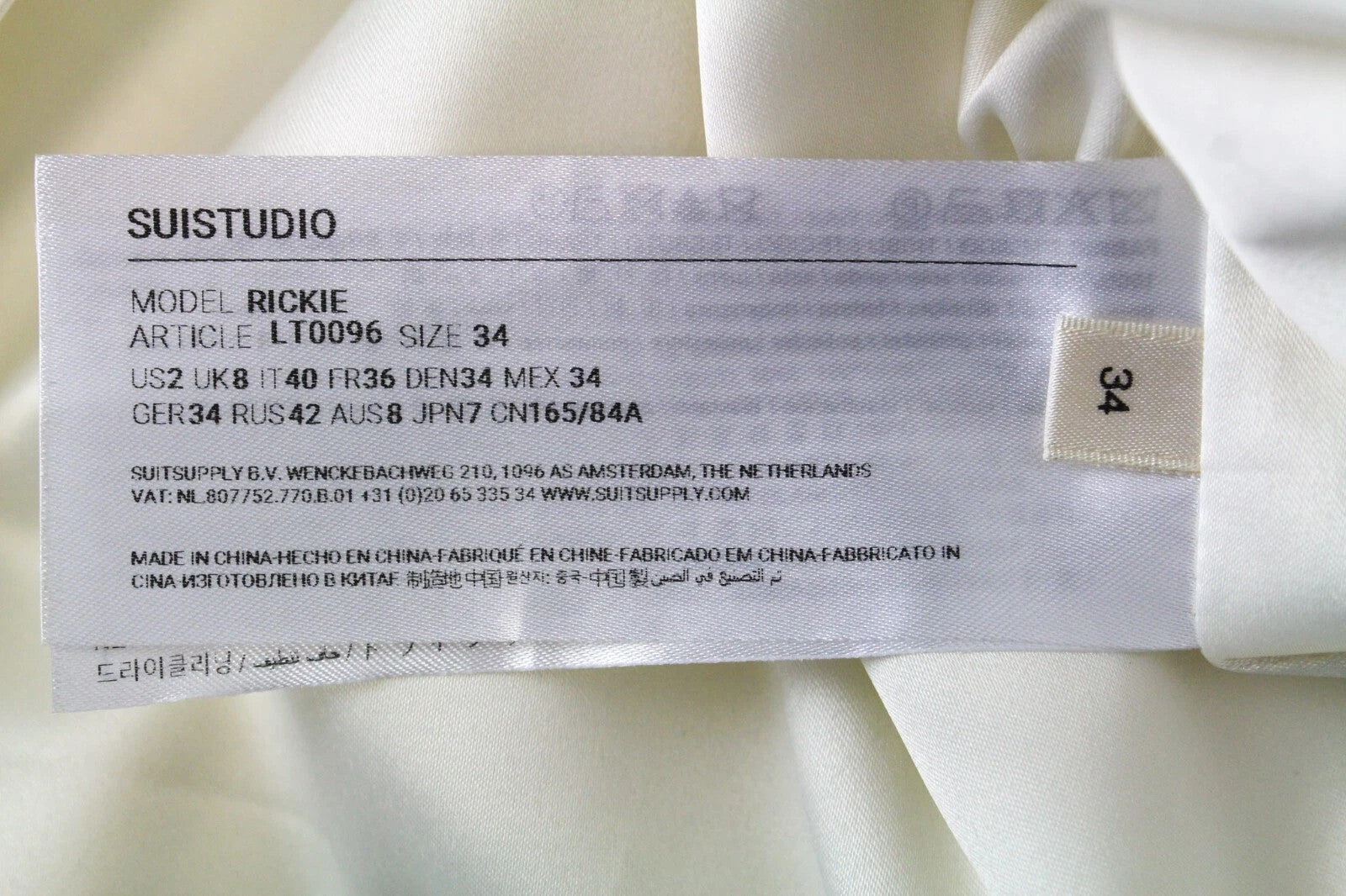 SUISTUDIO Rickie moteriški marškinėliai, UK8, balkšvi, šilkinis megztinis su V formos iškirpte ir pamušalu 