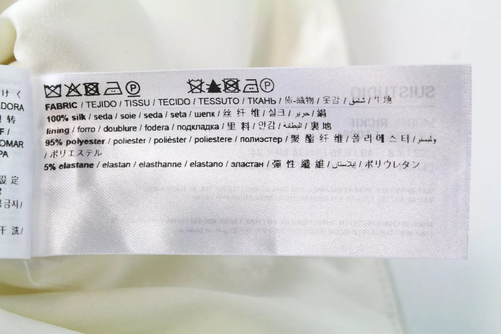 SUISTUDIO Rickie moteriški marškinėliai, UK8, balkšvi, šilkinis megztinis su V formos iškirpte ir pamušalu 