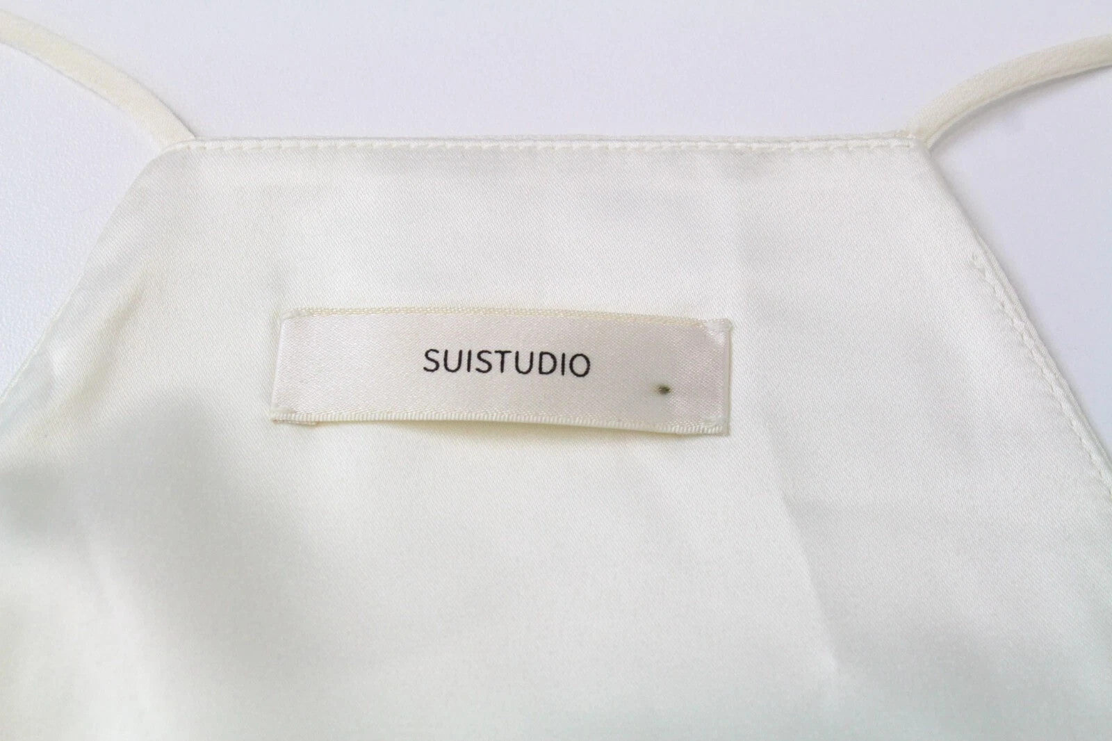 SUISTUDIO Rickie moteriški marškinėliai, UK8, balkšvi, šilkinis megztinis su V formos iškirpte ir pamušalu 