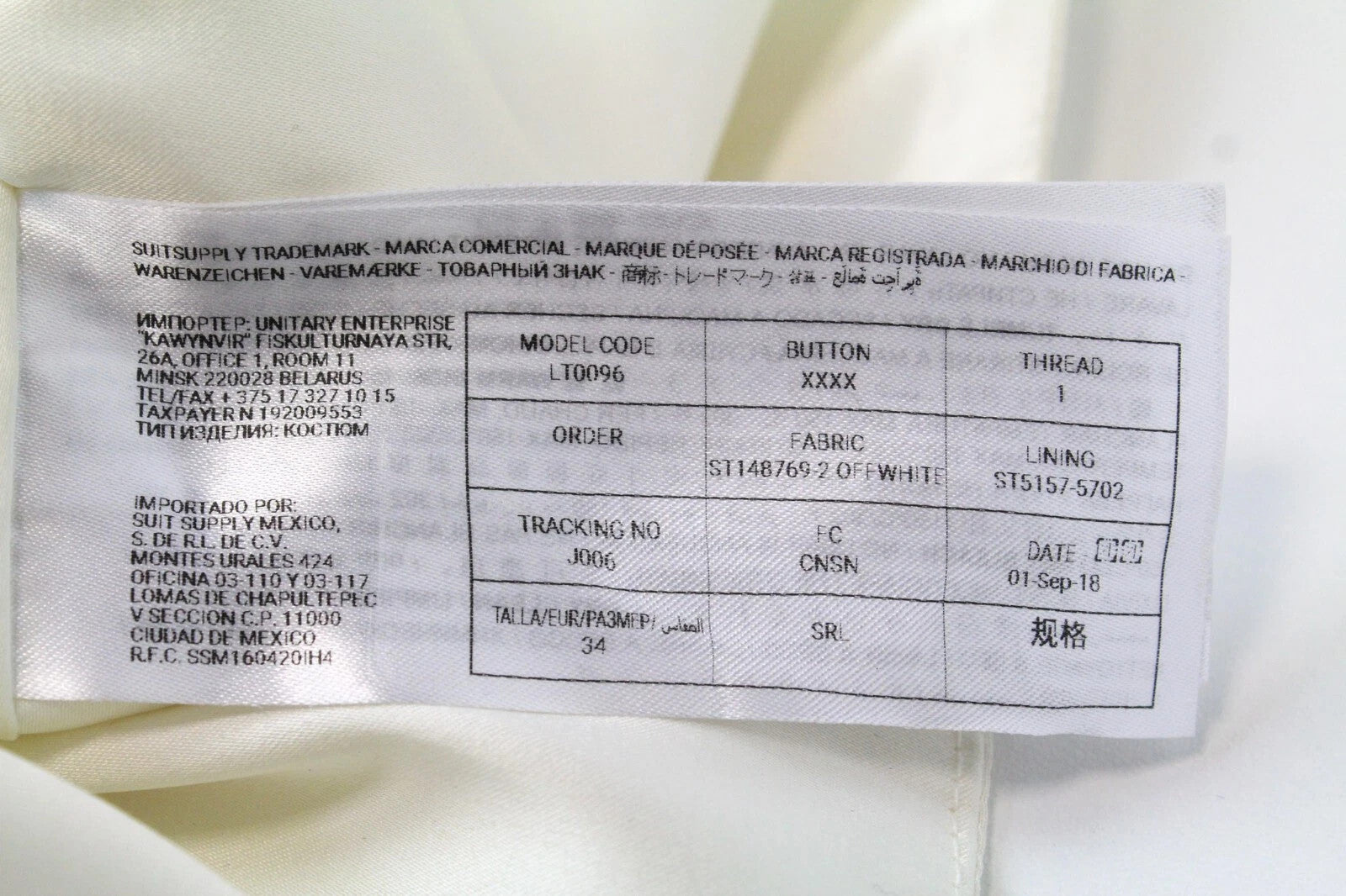 SUISTUDIO Rickie moteriški marškinėliai, UK8, balkšvi, šilkinis megztinis su V formos iškirpte ir pamušalu 