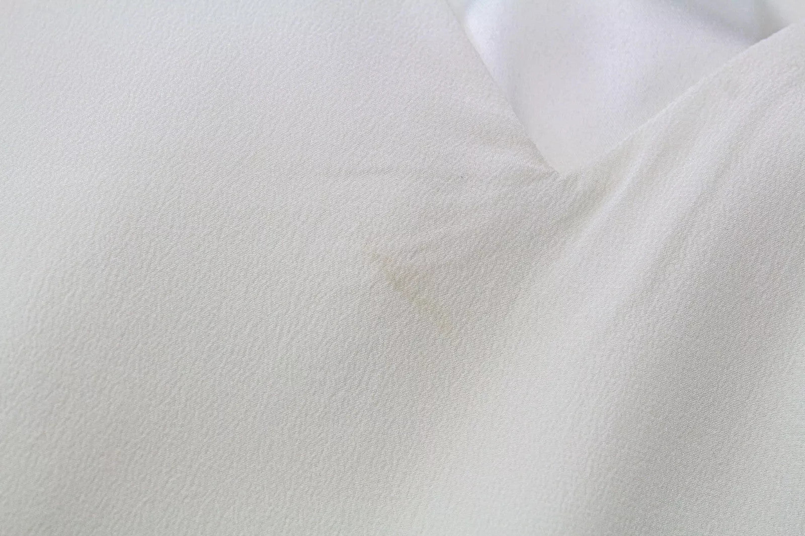 SUISTUDIO Rickie moteriški marškinėliai, UK8, balkšvi, šilkinis megztinis su V formos iškirpte ir pamušalu 