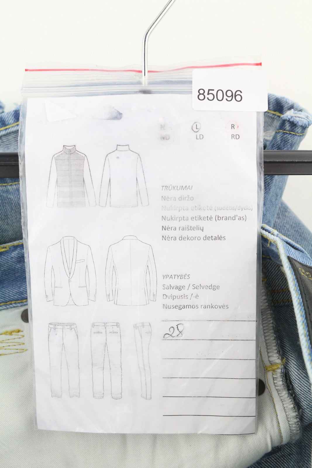 R13 moteriški šortai su per petį, 28 dydžio, skalbto džinso mėlynumo, asimetriški, su apnašomis. RMK 599 €. 