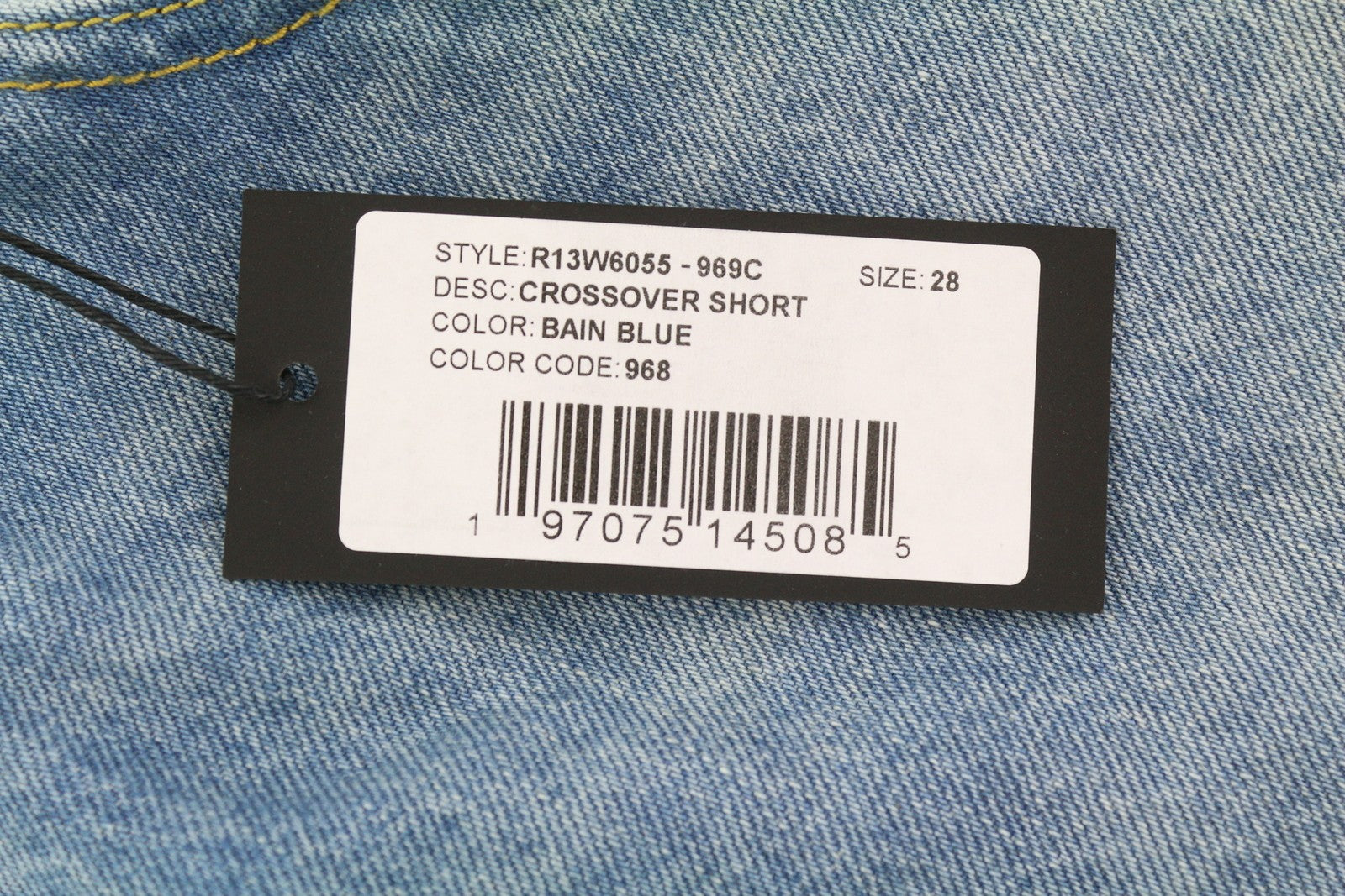 R13 moteriški šortai su per petį, 28 dydžio, skalbto džinso mėlynumo, asimetriški, su apnašomis. RMK 599 €. 