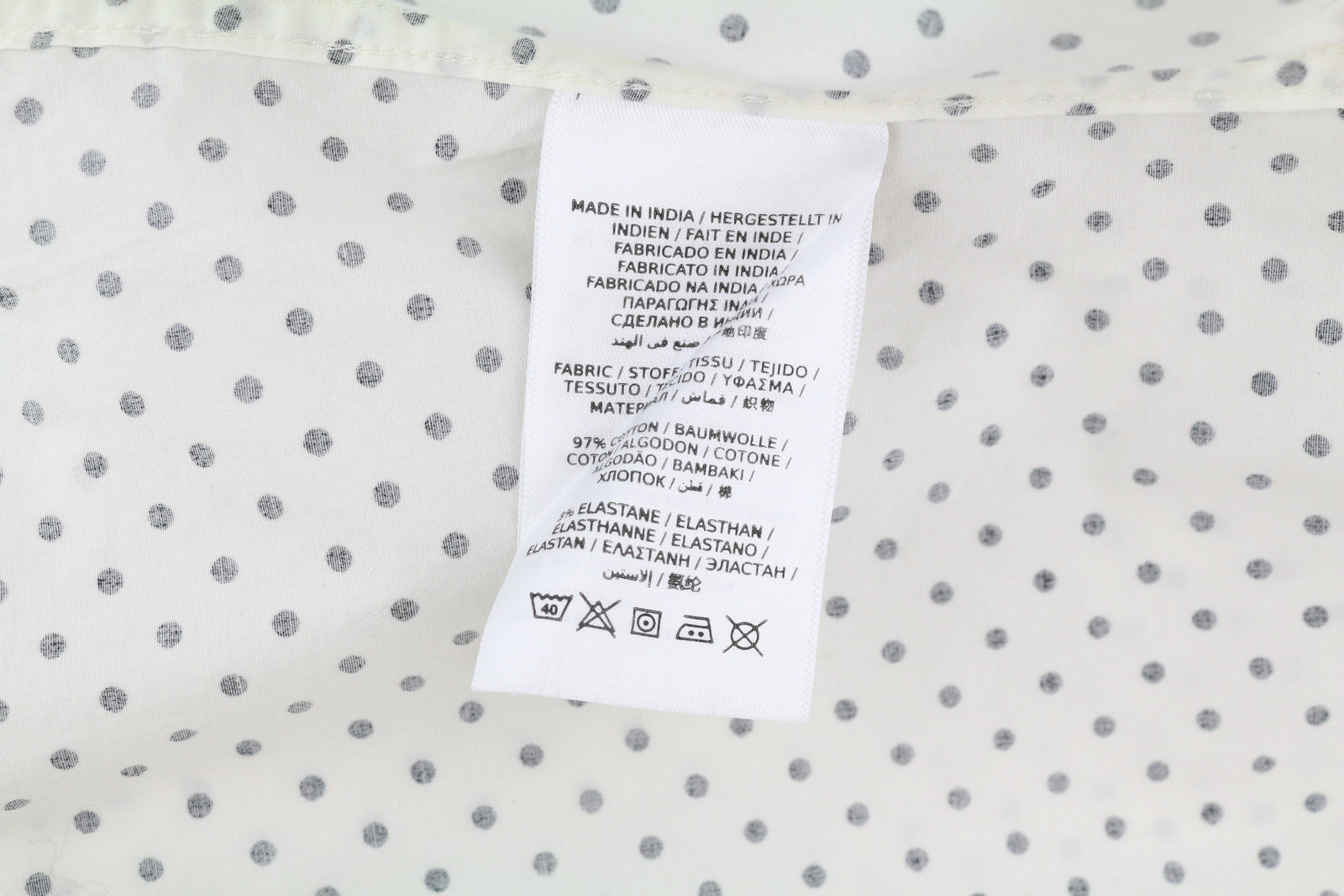 GANT Tamprūs, plačiaauliai marškinėliai su taškeliais, balti, su sagomis, platėjančia apykakle, laisvalaikio stiliaus 