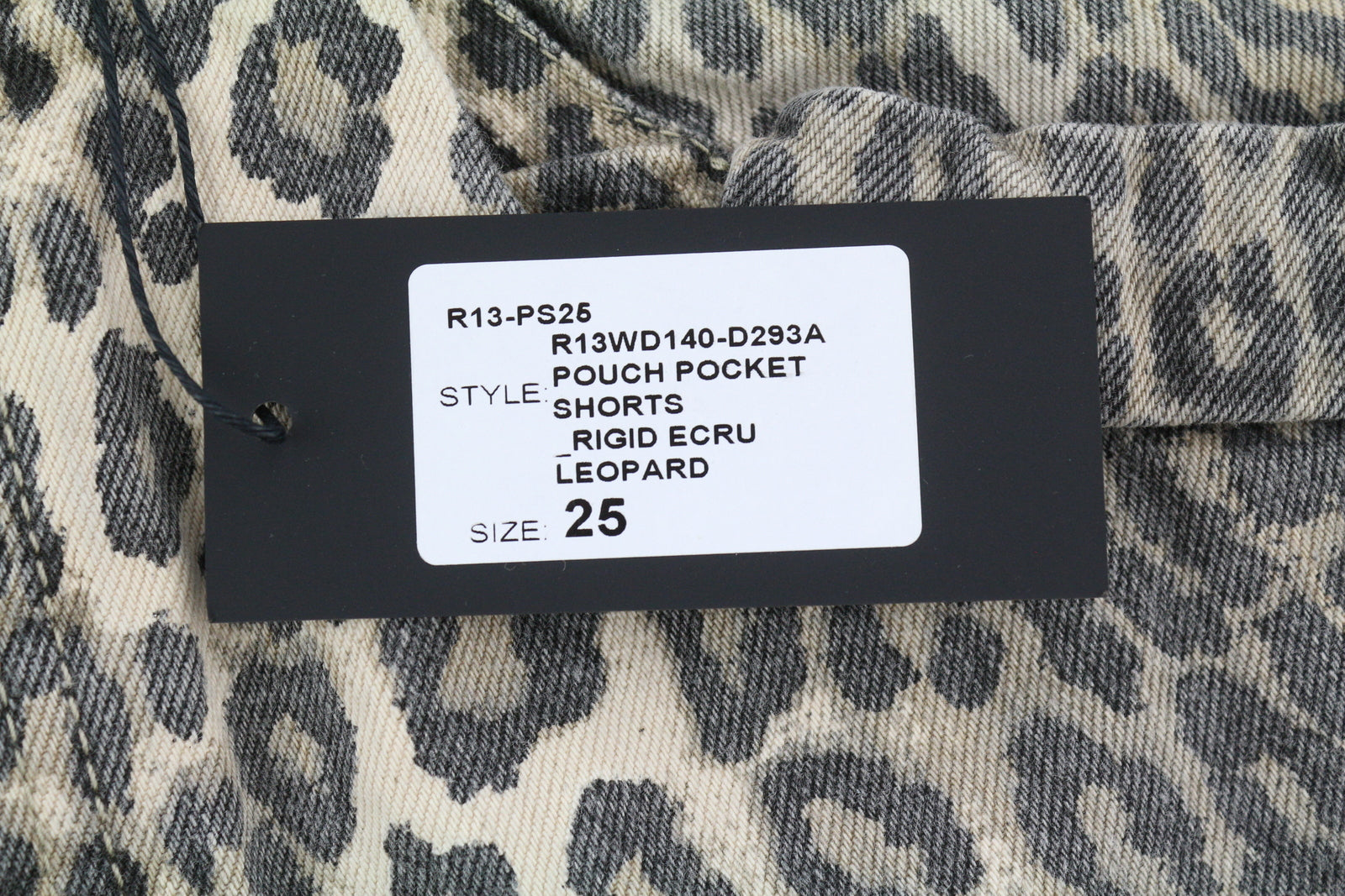 R13 moteriški šortai su kišenėmis, 25 džinso spalvos, standūs leopardo rašto, atlenkti. RMK 1029 USD. 