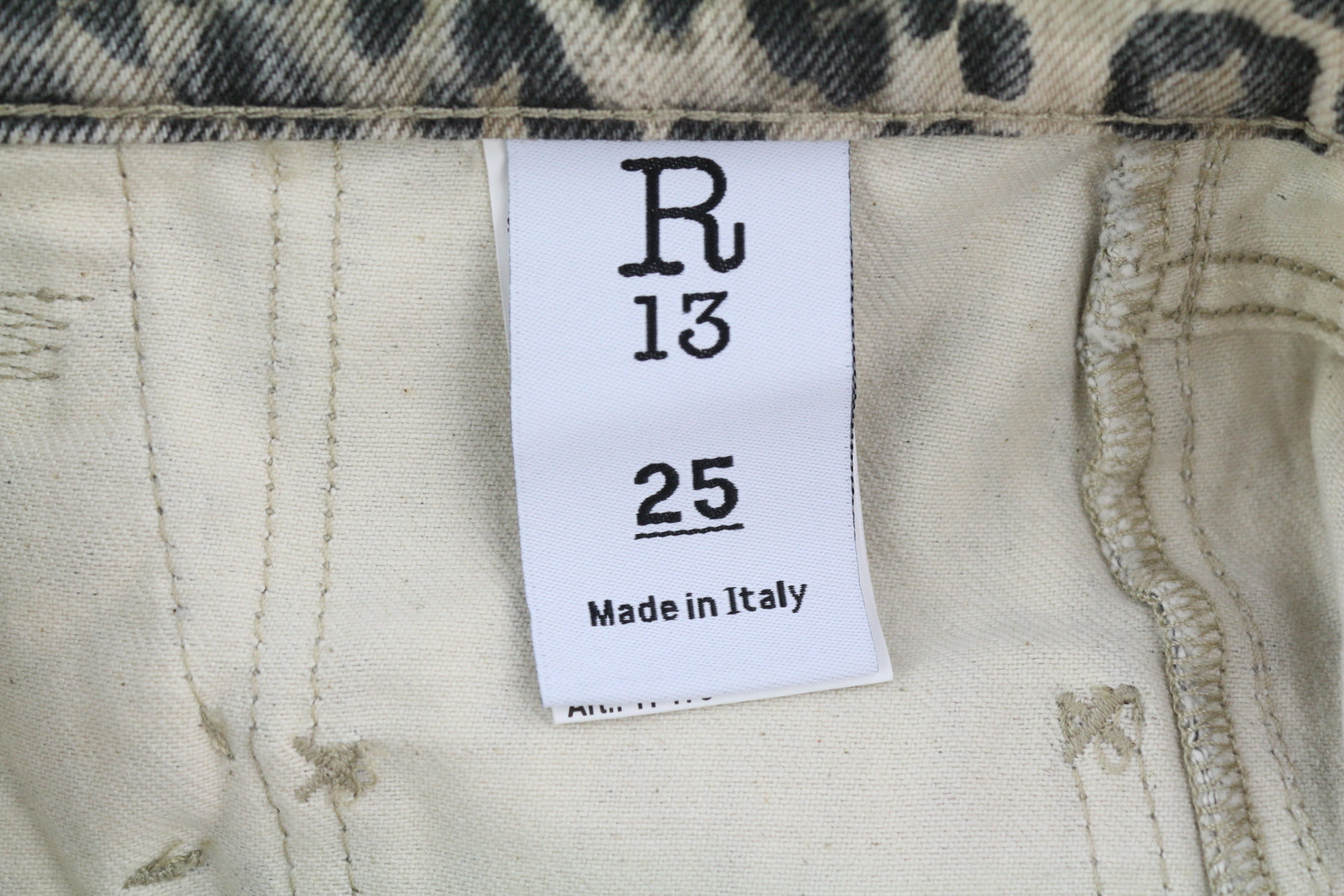 R13 moteriški šortai su kišenėmis, 25 džinso spalvos, standūs leopardo rašto, atlenkti. RMK 1029 USD. 