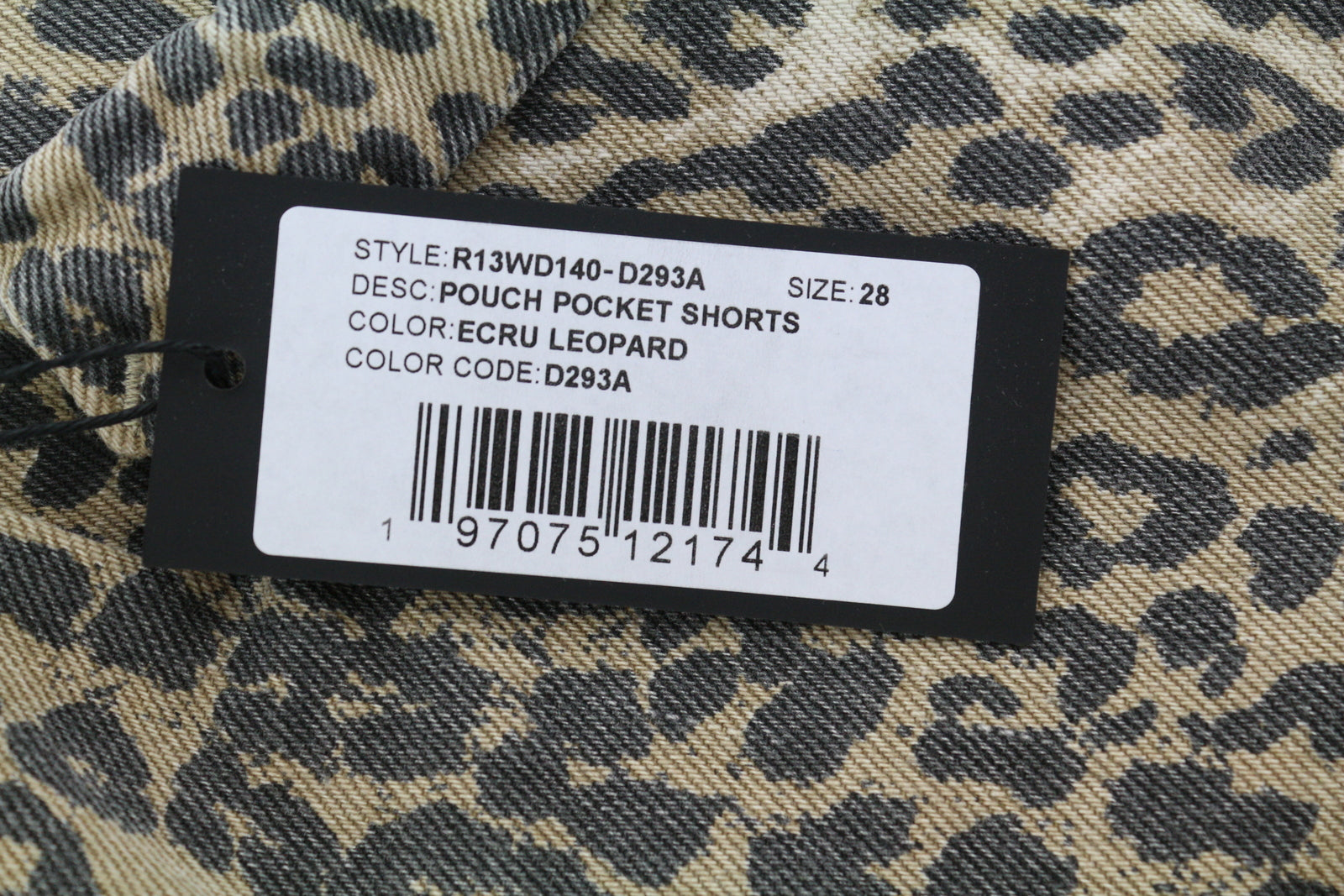 R13 moteriški šortai su kišenėmis, 28 dydžio, džinsiniai, standūs, leopardo rašto, atlenkti. RMK 1029 USD. 