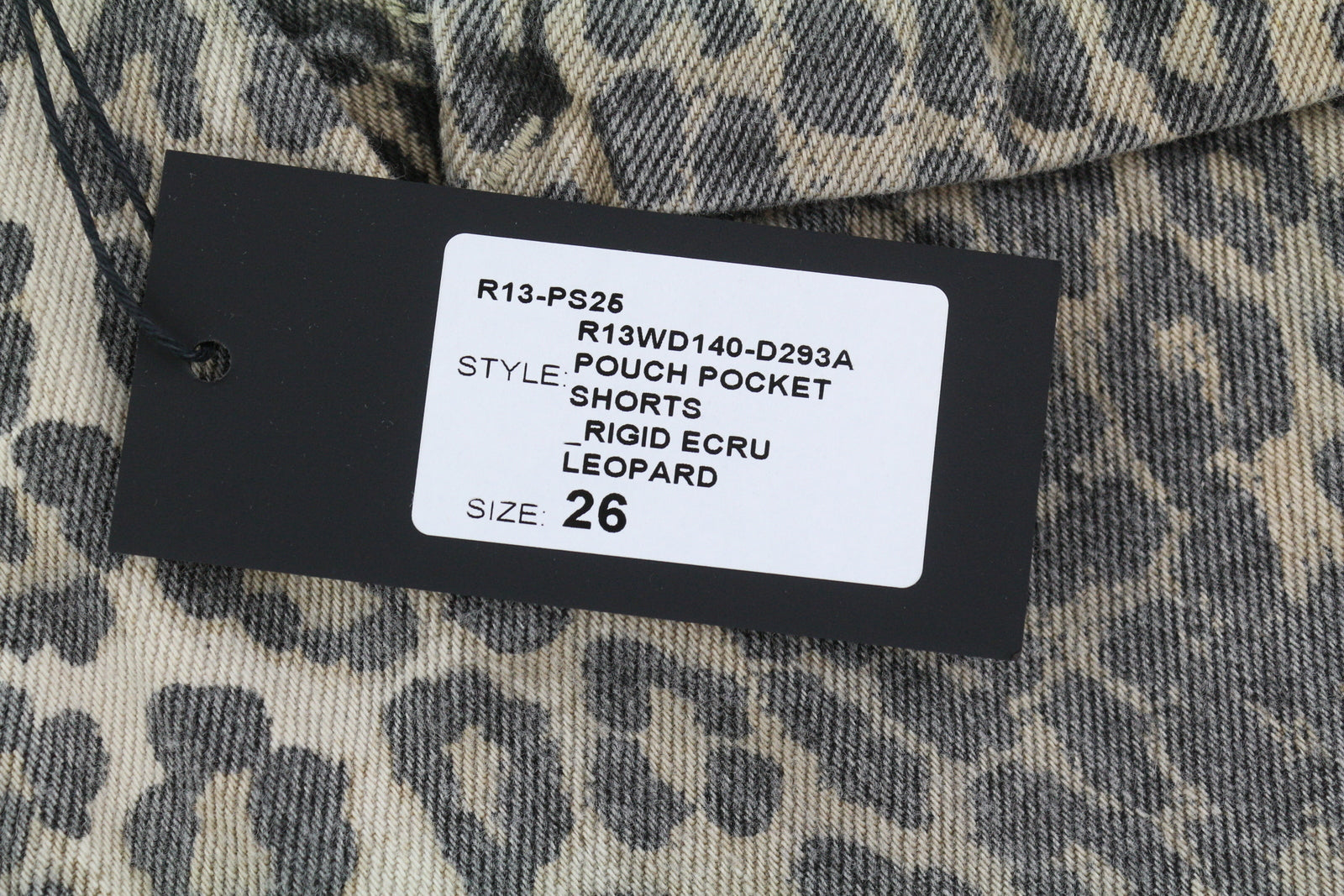 R13 moteriški šortai su kišenėmis, 26 dydžio, džinsinis, standus leopardo raštas, atlenkiamas viršus. RMK 1029 USD. 