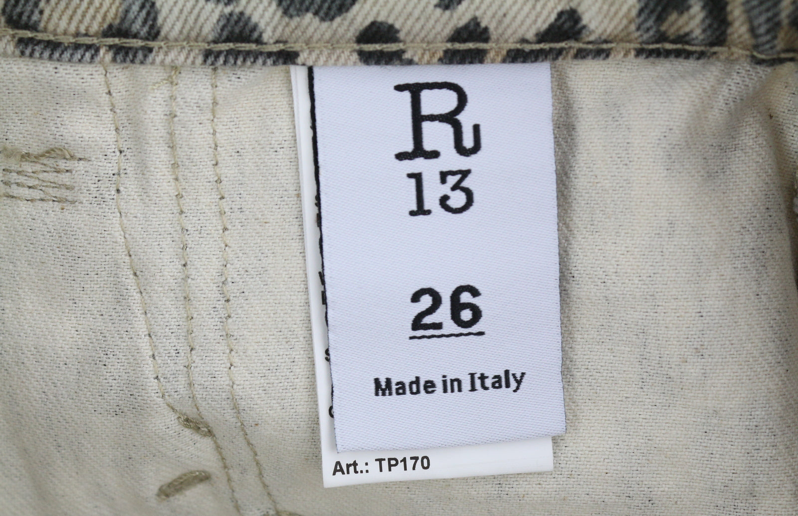 R13 moteriški šortai su kišenėmis, 26 dydžio, džinsinis, standus leopardo raštas, atlenkiamas viršus. RMK 1029 USD. 