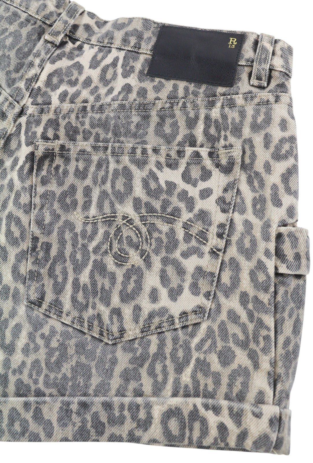 R13 moteriški šortai su kišenėmis, 26 dydžio, džinsinis, standus leopardo raštas, atlenkiamas viršus. RMK 1029 USD. 